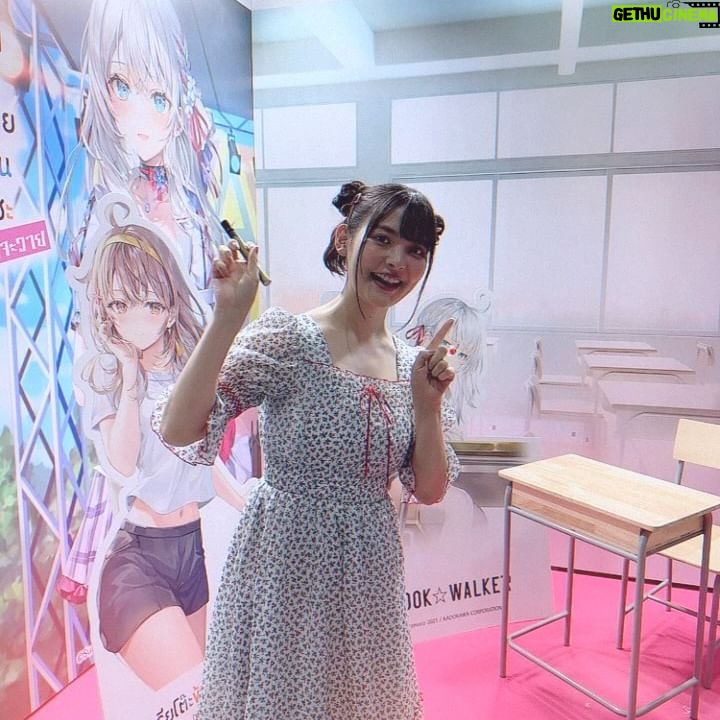 Sumire Uesaka Instagram - かようび〜! 皆さま、すこやかにお過ごしですかっ? 私はタイから日本に帰ってきましたよ〜!雨ですね〜!! 足元に気をつけて、のんびりまいりましょうね(`°ω°´) そしてタイでは、ロシデレのトーク&サイン会イベントに参加してきましたっ! タイの皆さま、ロシデレ愛が本当にすごいのですっ! アーリャさんがたくさんの方に愛されていて、嬉しくなりました…!!イベントではロシデレブースも大展開されていましたっ!かわいいうれしい!!会場がコミケ的な雰囲気でテンションあがりまくりでした! あと、移動用のお車がかっこよくて記念写真とりました(*・∀・*) 他にも想い出写真があるので、次にのせますねっ!本場のトムヤムクンおいしい〜〜〜!! それでは皆さま、今週もすこやかにまいりましょう〜っ! #ロシデレ #上坂すみれ