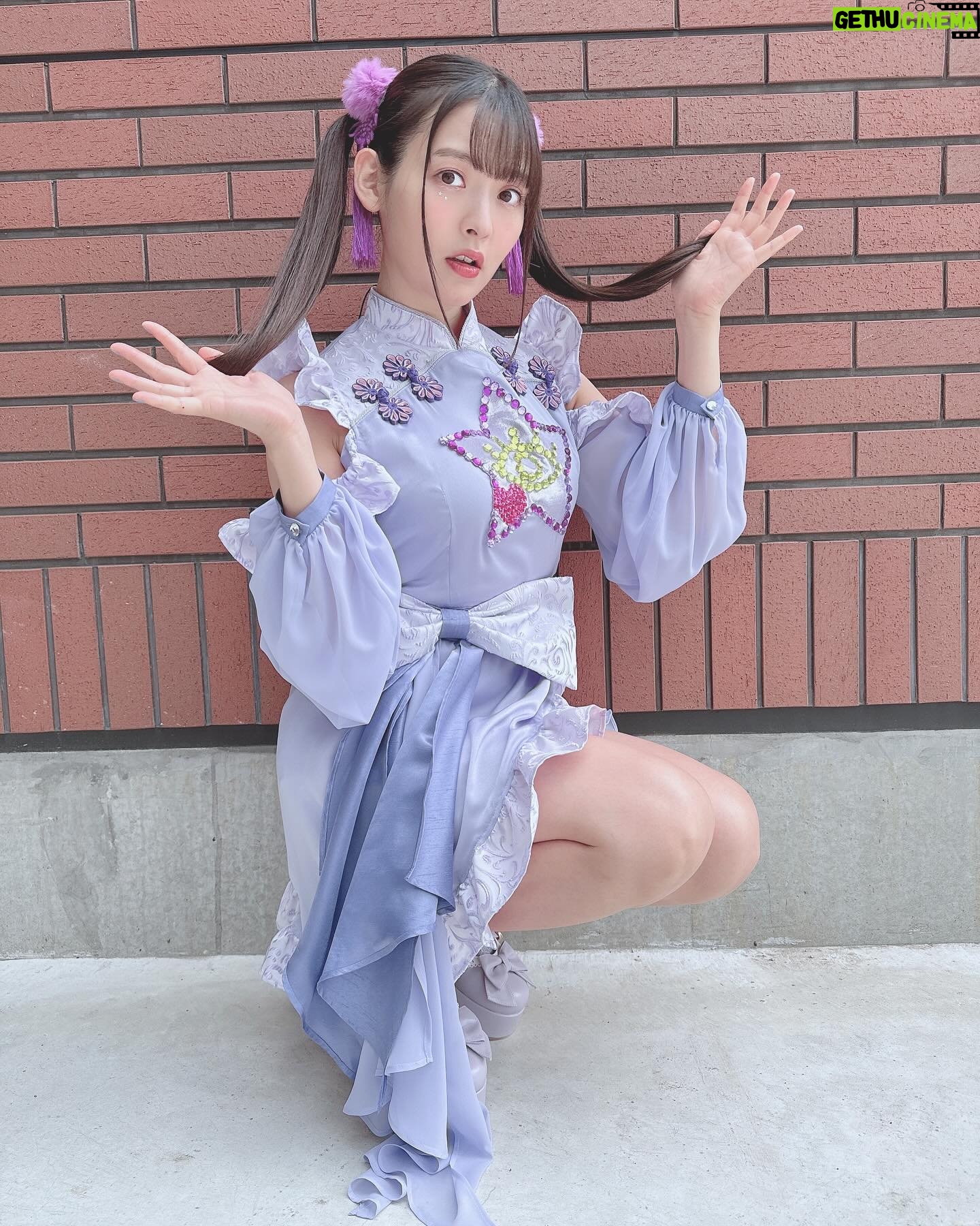 Sumire Uesaka Instagram - かようび〜! みなさま、すこやかにお過ごしですかっ? キンスパのお衣装お写真です〜! 1日目はお団子カバー、2日目はツインテールでしたっ! キンスパ、あらためて本当に途方もない歴史的なお祭りでした…!!!! アニソンの歴史、ライブの感動、素敵なものがたくさんつまった、愛しかない空間に、自分もアーティストとして並ばせていただいていることが…夢のような、不思議なような、誇らしいような!本当に、ありがとうございますっ! またこんな幸福なステージに立てる日まで…ますます、がんばりますねっ! 9月のベストツアーもぜひぜひよろしくお願いしますっ! アーティストのみなさまとの想い出お写真もまたのせますね〜っ! それでは皆さま、今週もすこやかにまいりましょうね〜っ! #上坂すみれ