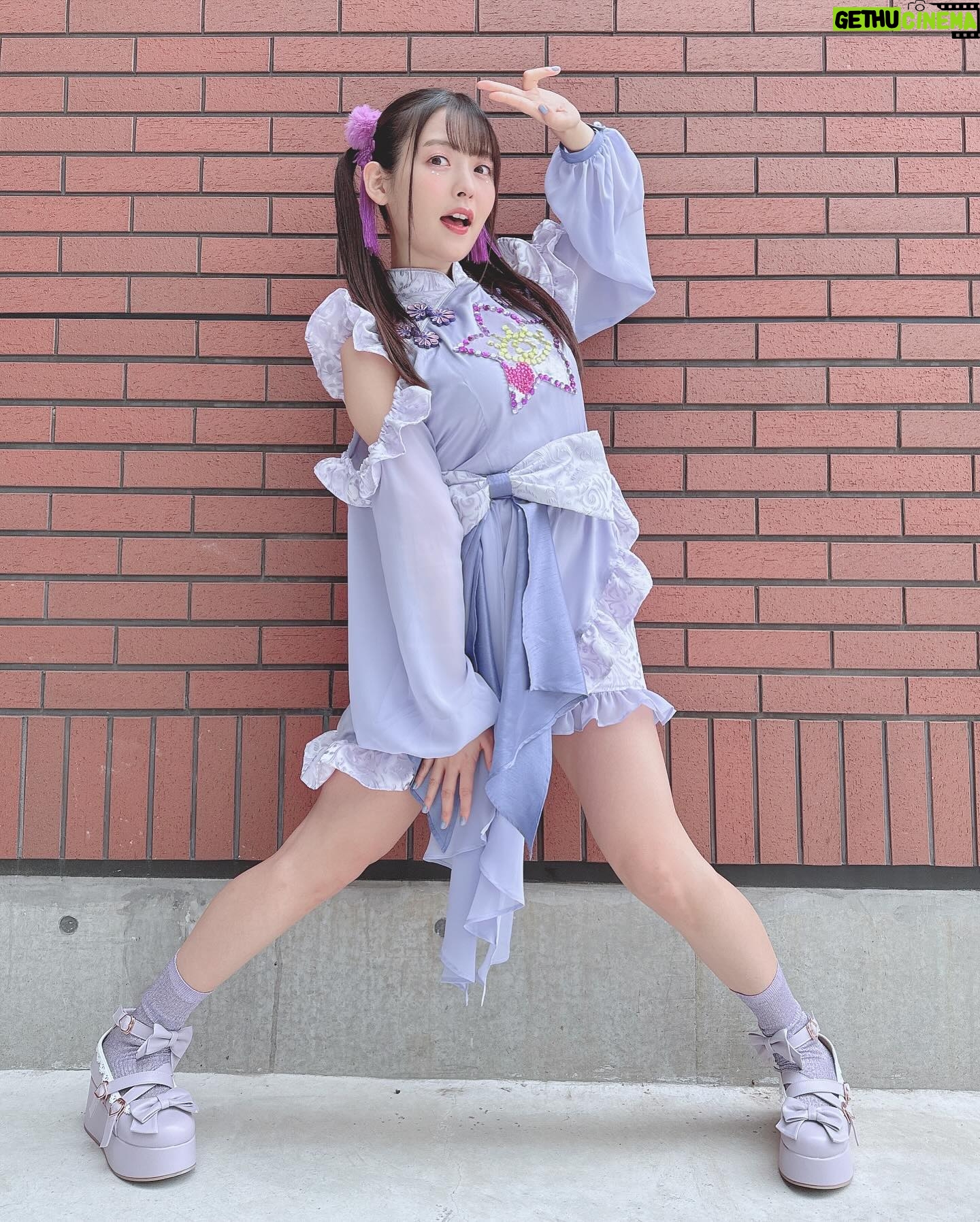 Sumire Uesaka Instagram - かようび〜! みなさま、すこやかにお過ごしですかっ? キンスパのお衣装お写真です〜! 1日目はお団子カバー、2日目はツインテールでしたっ! キンスパ、あらためて本当に途方もない歴史的なお祭りでした…!!!! アニソンの歴史、ライブの感動、素敵なものがたくさんつまった、愛しかない空間に、自分もアーティストとして並ばせていただいていることが…夢のような、不思議なような、誇らしいような!本当に、ありがとうございますっ! またこんな幸福なステージに立てる日まで…ますます、がんばりますねっ! 9月のベストツアーもぜひぜひよろしくお願いしますっ! アーティストのみなさまとの想い出お写真もまたのせますね〜っ! それでは皆さま、今週もすこやかにまいりましょうね〜っ! #上坂すみれ