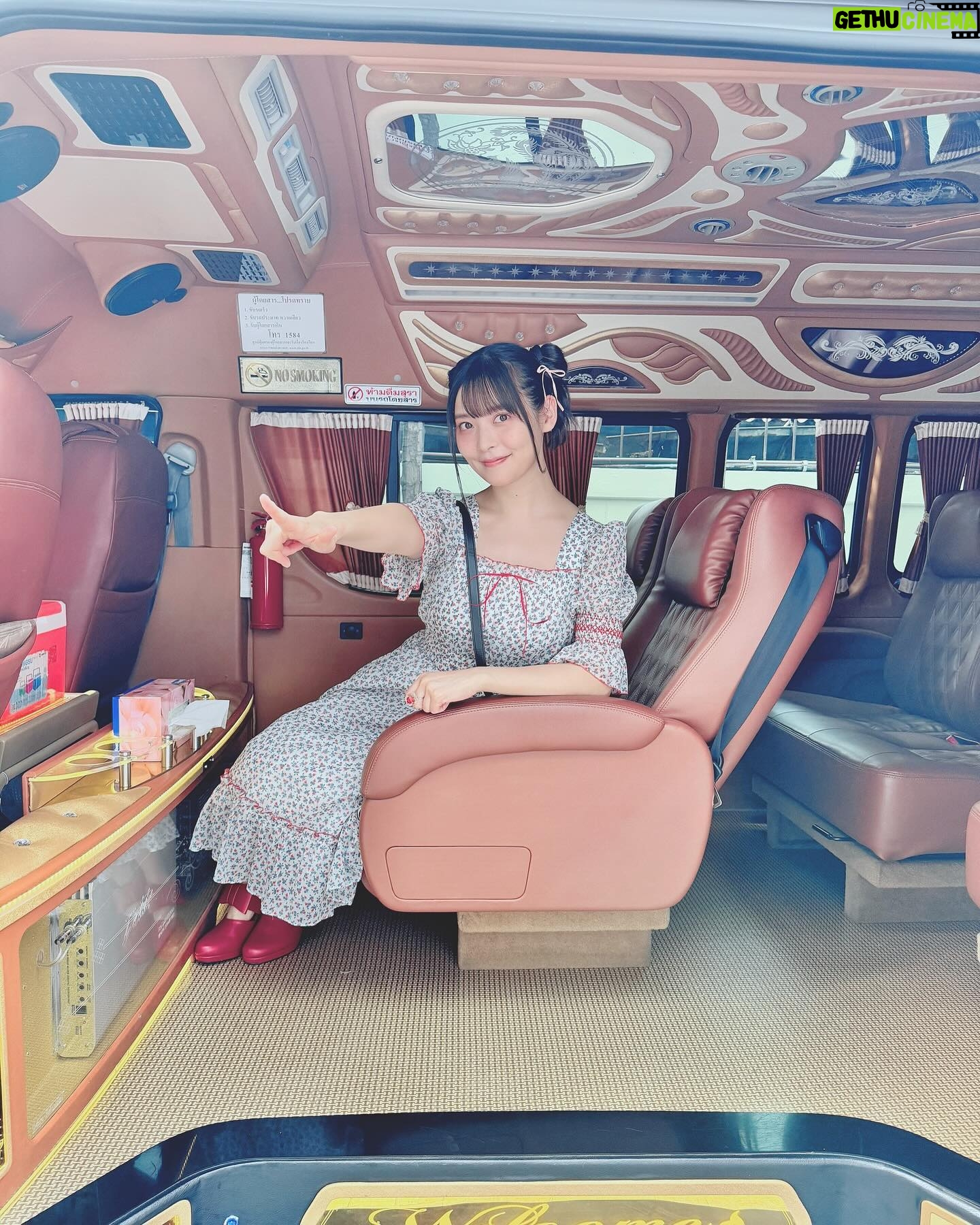 Sumire Uesaka Instagram - かようび〜! 皆さま、すこやかにお過ごしですかっ? 私はタイから日本に帰ってきましたよ〜!雨ですね〜!! 足元に気をつけて、のんびりまいりましょうね(`°ω°´) そしてタイでは、ロシデレのトーク&サイン会イベントに参加してきましたっ! タイの皆さま、ロシデレ愛が本当にすごいのですっ! アーリャさんがたくさんの方に愛されていて、嬉しくなりました…!!イベントではロシデレブースも大展開されていましたっ!かわいいうれしい!!会場がコミケ的な雰囲気でテンションあがりまくりでした! あと、移動用のお車がかっこよくて記念写真とりました(*・∀・*) 他にも想い出写真があるので、次にのせますねっ!本場のトムヤムクンおいしい〜〜〜!! それでは皆さま、今週もすこやかにまいりましょう〜っ! #ロシデレ #上坂すみれ