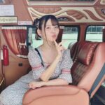 Sumire Uesaka Instagram - かようび〜！ 皆さま、すこやかにお過ごしですかっ？ 私はタイから日本に帰ってきましたよ〜！雨ですね〜！！ 足元に気をつけて、のんびりまいりましょうね(｀°ω°´) そしてタイでは、ロシデレのトーク&サイン会イベントに参加してきましたっ！ タイの皆さま、ロシデレ愛が本当にすごいのですっ！ アーリャさんがたくさんの方に愛されていて、嬉しくなりました…！！イベントではロシデレブースも大展開されていましたっ！かわいいうれしい！！会場がコミケ的な雰囲気でテンションあがりまくりでした！ あと、移動用のお車がかっこよくて記念写真とりました(*･∀･*) 他にも想い出写真があるので、次にのせますねっ！本場のトムヤムクンおいしい〜〜〜！！ それでは皆さま、今週もすこやかにまいりましょう〜っ！ #ロシデレ #上坂すみれ