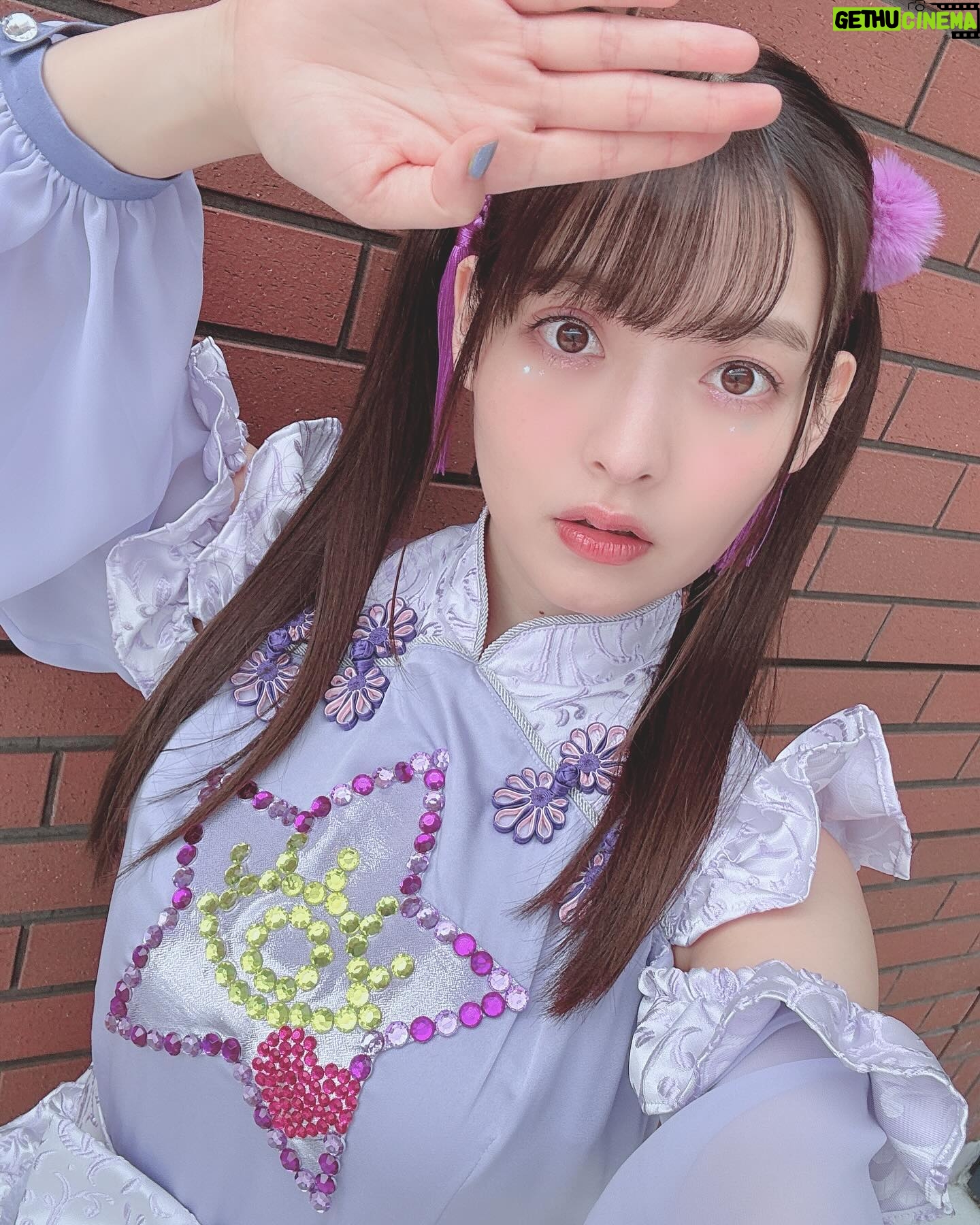 Sumire Uesaka Instagram - かようび〜! みなさま、すこやかにお過ごしですかっ? キンスパのお衣装お写真です〜! 1日目はお団子カバー、2日目はツインテールでしたっ! キンスパ、あらためて本当に途方もない歴史的なお祭りでした…!!!! アニソンの歴史、ライブの感動、素敵なものがたくさんつまった、愛しかない空間に、自分もアーティストとして並ばせていただいていることが…夢のような、不思議なような、誇らしいような!本当に、ありがとうございますっ! またこんな幸福なステージに立てる日まで…ますます、がんばりますねっ! 9月のベストツアーもぜひぜひよろしくお願いしますっ! アーティストのみなさまとの想い出お写真もまたのせますね〜っ! それでは皆さま、今週もすこやかにまいりましょうね〜っ! #上坂すみれ