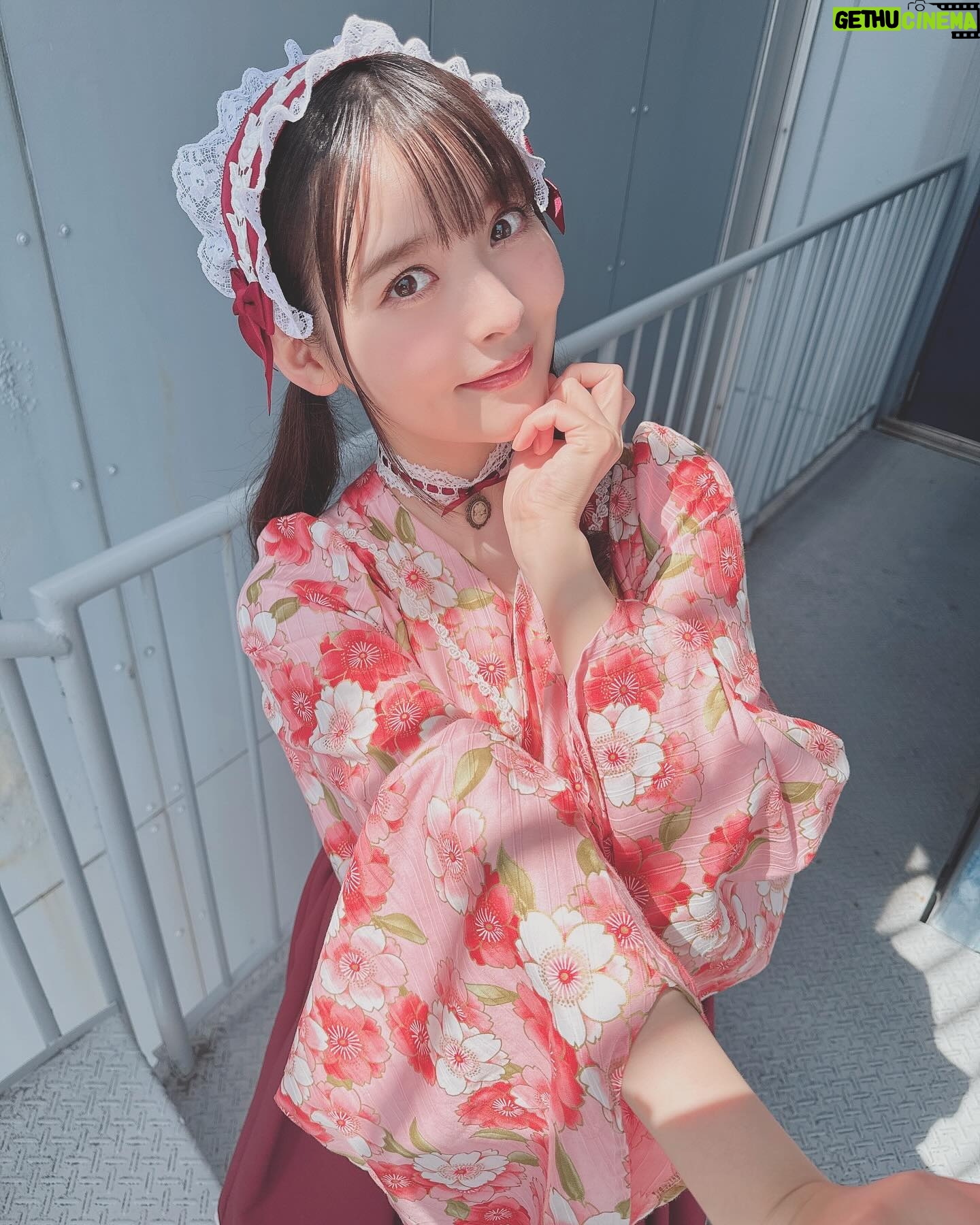 Sumire Uesaka Instagram - もくようび〜! そして、こんにちは4月っ!! 皆さま、すこやかにお過ごしでしょうか? 新生活が始まったぞー!という方もたくさんいらっしゃると思います!いろいろ覚えたり慣れたりするのは…大変…!疲れる…!そんな生活に立ち向かっているあなたはなんて……偉大なんだ……!!! 偉大な同志に乾杯!!!!! ちょっと遅れてしまいましたが、「ディア・パンタレイ」リリース大阪のお洋服オフショットです! 本当にお天気がよかった〜!名古屋から大阪へこのお洋服で移動していたので、道中の様子も載せておきますね! あらためて、4月も素敵に楽しくすこやかに、まいりましょうねっ! #上坂すみれ 衣装 @natsu_no_mizu ヘアメイク @hana.freelancehm
