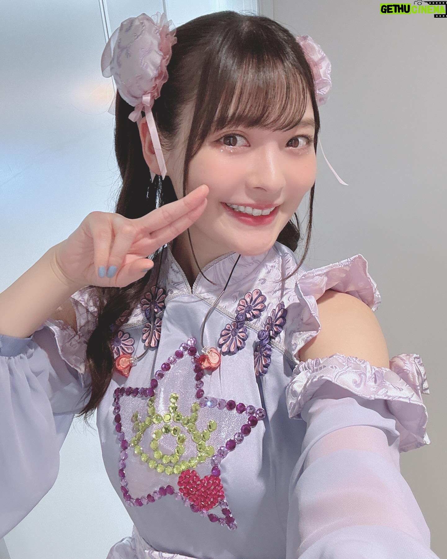 Sumire Uesaka Instagram - かようび〜! みなさま、すこやかにお過ごしですかっ? キンスパのお衣装お写真です〜! 1日目はお団子カバー、2日目はツインテールでしたっ! キンスパ、あらためて本当に途方もない歴史的なお祭りでした…!!!! アニソンの歴史、ライブの感動、素敵なものがたくさんつまった、愛しかない空間に、自分もアーティストとして並ばせていただいていることが…夢のような、不思議なような、誇らしいような!本当に、ありがとうございますっ! またこんな幸福なステージに立てる日まで…ますます、がんばりますねっ! 9月のベストツアーもぜひぜひよろしくお願いしますっ! アーティストのみなさまとの想い出お写真もまたのせますね〜っ! それでは皆さま、今週もすこやかにまいりましょうね〜っ! #上坂すみれ