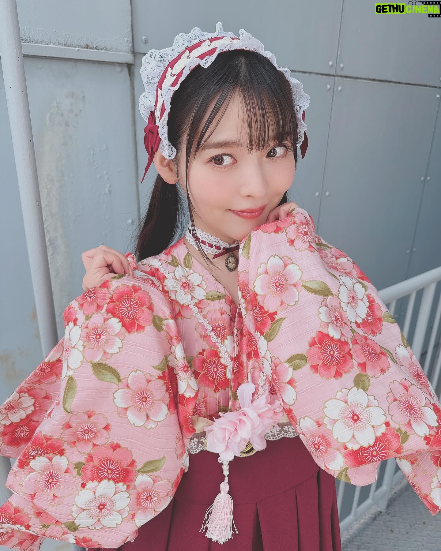 Sumire Uesaka Instagram - もくようび〜! そして、こんにちは4月っ!! 皆さま、すこやかにお過ごしでしょうか? 新生活が始まったぞー!という方もたくさんいらっしゃると思います!いろいろ覚えたり慣れたりするのは…大変…!疲れる…!そんな生活に立ち向かっているあなたはなんて……偉大なんだ……!!! 偉大な同志に乾杯!!!!! ちょっと遅れてしまいましたが、「ディア・パンタレイ」リリース大阪のお洋服オフショットです! 本当にお天気がよかった〜!名古屋から大阪へこのお洋服で移動していたので、道中の様子も載せておきますね! あらためて、4月も素敵に楽しくすこやかに、まいりましょうねっ! #上坂すみれ 衣装 @natsu_no_mizu ヘアメイク @hana.freelancehm