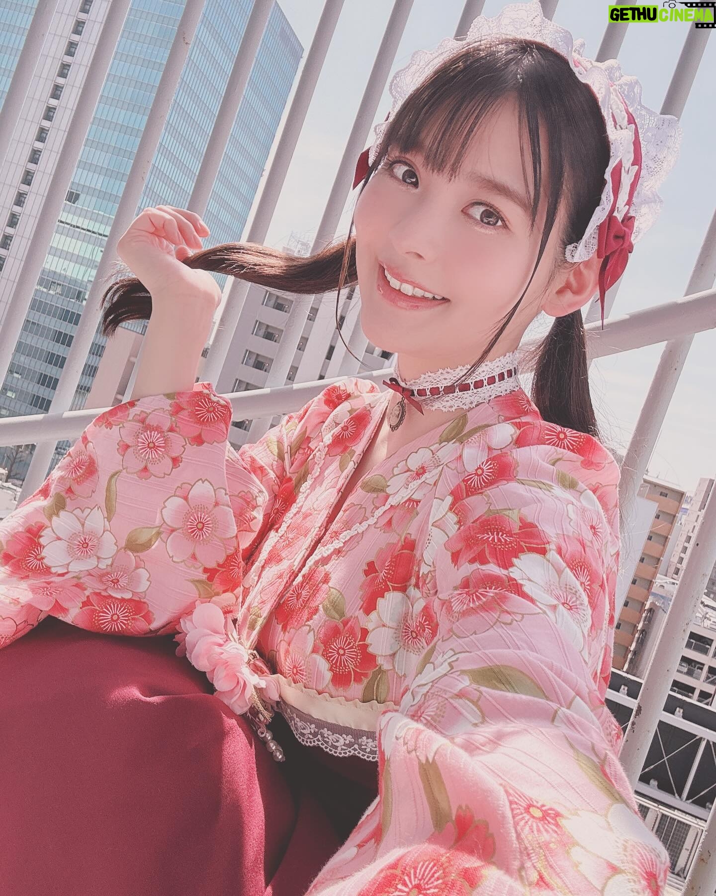 Sumire Uesaka Instagram - もくようび〜! そして、こんにちは4月っ!! 皆さま、すこやかにお過ごしでしょうか? 新生活が始まったぞー!という方もたくさんいらっしゃると思います!いろいろ覚えたり慣れたりするのは…大変…!疲れる…!そんな生活に立ち向かっているあなたはなんて……偉大なんだ……!!! 偉大な同志に乾杯!!!!! ちょっと遅れてしまいましたが、「ディア・パンタレイ」リリース大阪のお洋服オフショットです! 本当にお天気がよかった〜!名古屋から大阪へこのお洋服で移動していたので、道中の様子も載せておきますね! あらためて、4月も素敵に楽しくすこやかに、まいりましょうねっ! #上坂すみれ 衣装 @natsu_no_mizu ヘアメイク @hana.freelancehm
