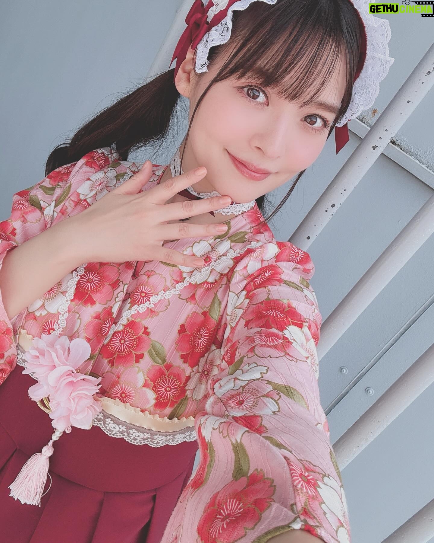 Sumire Uesaka Instagram - もくようび〜! そして、こんにちは4月っ!! 皆さま、すこやかにお過ごしでしょうか? 新生活が始まったぞー!という方もたくさんいらっしゃると思います!いろいろ覚えたり慣れたりするのは…大変…!疲れる…!そんな生活に立ち向かっているあなたはなんて……偉大なんだ……!!! 偉大な同志に乾杯!!!!! ちょっと遅れてしまいましたが、「ディア・パンタレイ」リリース大阪のお洋服オフショットです! 本当にお天気がよかった〜!名古屋から大阪へこのお洋服で移動していたので、道中の様子も載せておきますね! あらためて、4月も素敵に楽しくすこやかに、まいりましょうねっ! #上坂すみれ 衣装 @natsu_no_mizu ヘアメイク @hana.freelancehm