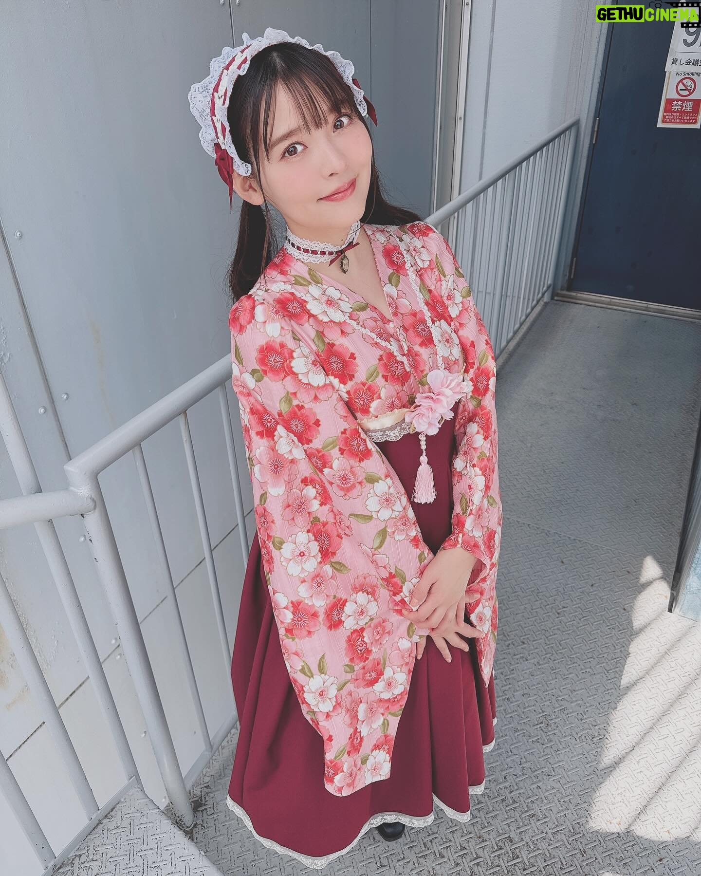 Sumire Uesaka Instagram - もくようび〜! そして、こんにちは4月っ!! 皆さま、すこやかにお過ごしでしょうか? 新生活が始まったぞー!という方もたくさんいらっしゃると思います!いろいろ覚えたり慣れたりするのは…大変…!疲れる…!そんな生活に立ち向かっているあなたはなんて……偉大なんだ……!!! 偉大な同志に乾杯!!!!! ちょっと遅れてしまいましたが、「ディア・パンタレイ」リリース大阪のお洋服オフショットです! 本当にお天気がよかった〜!名古屋から大阪へこのお洋服で移動していたので、道中の様子も載せておきますね! あらためて、4月も素敵に楽しくすこやかに、まいりましょうねっ! #上坂すみれ 衣装 @natsu_no_mizu ヘアメイク @hana.freelancehm