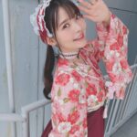 Sumire Uesaka Instagram - もくようび〜！ そして、こんにちは4月っ！！ 皆さま、すこやかにお過ごしでしょうか？ 新生活が始まったぞー！という方もたくさんいらっしゃると思います！いろいろ覚えたり慣れたりするのは…大変…！疲れる…！そんな生活に立ち向かっているあなたはなんて……偉大なんだ……！！！ 偉大な同志に乾杯！！！！！ ちょっと遅れてしまいましたが、「ディア・パンタレイ」リリース大阪のお洋服オフショットです！ 本当にお天気がよかった〜！名古屋から大阪へこのお洋服で移動していたので、道中の様子も載せておきますね！ あらためて、4月も素敵に楽しくすこやかに、まいりましょうねっ！ #上坂すみれ 衣装　@natsu_no_mizu ヘアメイク　@hana.freelancehm