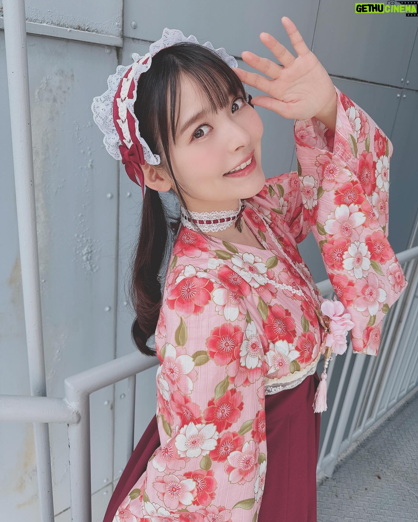 Sumire Uesaka Instagram - もくようび〜! そして、こんにちは4月っ!! 皆さま、すこやかにお過ごしでしょうか? 新生活が始まったぞー!という方もたくさんいらっしゃると思います!いろいろ覚えたり慣れたりするのは…大変…!疲れる…!そんな生活に立ち向かっているあなたはなんて……偉大なんだ……!!! 偉大な同志に乾杯!!!!! ちょっと遅れてしまいましたが、「ディア・パンタレイ」リリース大阪のお洋服オフショットです! 本当にお天気がよかった〜!名古屋から大阪へこのお洋服で移動していたので、道中の様子も載せておきますね! あらためて、4月も素敵に楽しくすこやかに、まいりましょうねっ! #上坂すみれ 衣装 @natsu_no_mizu ヘアメイク @hana.freelancehm