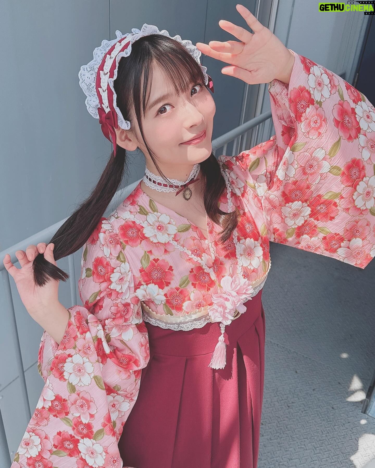 Sumire Uesaka Instagram - もくようび〜! そして、こんにちは4月っ!! 皆さま、すこやかにお過ごしでしょうか? 新生活が始まったぞー!という方もたくさんいらっしゃると思います!いろいろ覚えたり慣れたりするのは…大変…!疲れる…!そんな生活に立ち向かっているあなたはなんて……偉大なんだ……!!! 偉大な同志に乾杯!!!!! ちょっと遅れてしまいましたが、「ディア・パンタレイ」リリース大阪のお洋服オフショットです! 本当にお天気がよかった〜!名古屋から大阪へこのお洋服で移動していたので、道中の様子も載せておきますね! あらためて、4月も素敵に楽しくすこやかに、まいりましょうねっ! #上坂すみれ 衣装 @natsu_no_mizu ヘアメイク @hana.freelancehm