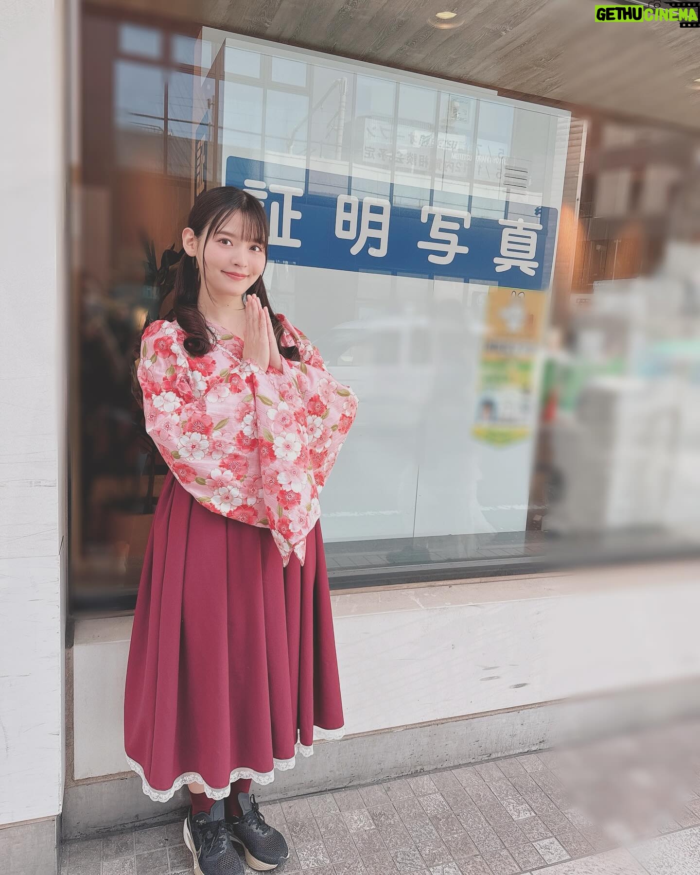 Sumire Uesaka Instagram - もくようび〜! そして、こんにちは4月っ!! 皆さま、すこやかにお過ごしでしょうか? 新生活が始まったぞー!という方もたくさんいらっしゃると思います!いろいろ覚えたり慣れたりするのは…大変…!疲れる…!そんな生活に立ち向かっているあなたはなんて……偉大なんだ……!!! 偉大な同志に乾杯!!!!! ちょっと遅れてしまいましたが、「ディア・パンタレイ」リリース大阪のお洋服オフショットです! 本当にお天気がよかった〜!名古屋から大阪へこのお洋服で移動していたので、道中の様子も載せておきますね! あらためて、4月も素敵に楽しくすこやかに、まいりましょうねっ! #上坂すみれ 衣装 @natsu_no_mizu ヘアメイク @hana.freelancehm