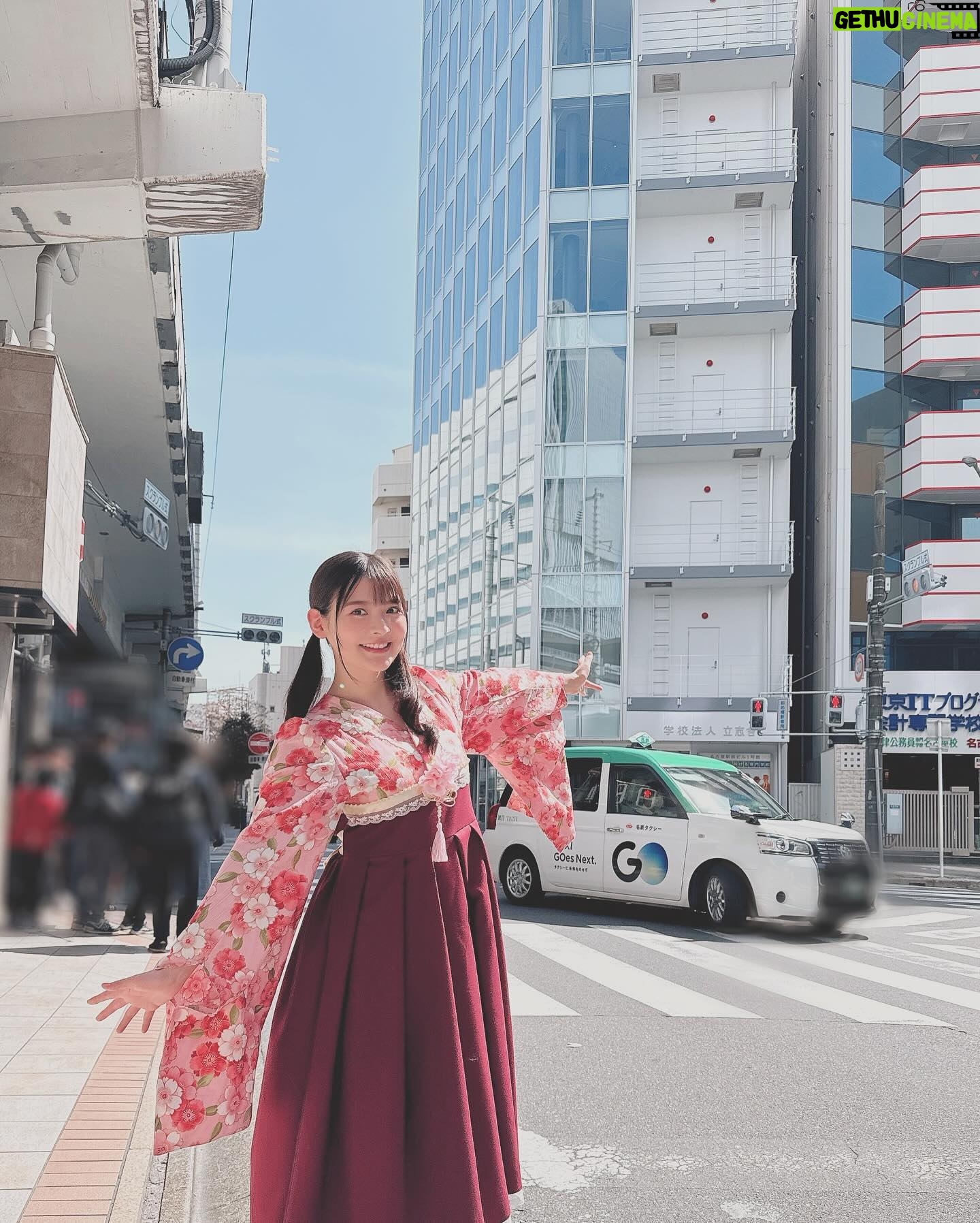 Sumire Uesaka Instagram - もくようび〜! そして、こんにちは4月っ!! 皆さま、すこやかにお過ごしでしょうか? 新生活が始まったぞー!という方もたくさんいらっしゃると思います!いろいろ覚えたり慣れたりするのは…大変…!疲れる…!そんな生活に立ち向かっているあなたはなんて……偉大なんだ……!!! 偉大な同志に乾杯!!!!! ちょっと遅れてしまいましたが、「ディア・パンタレイ」リリース大阪のお洋服オフショットです! 本当にお天気がよかった〜!名古屋から大阪へこのお洋服で移動していたので、道中の様子も載せておきますね! あらためて、4月も素敵に楽しくすこやかに、まいりましょうねっ! #上坂すみれ 衣装 @natsu_no_mizu ヘアメイク @hana.freelancehm
