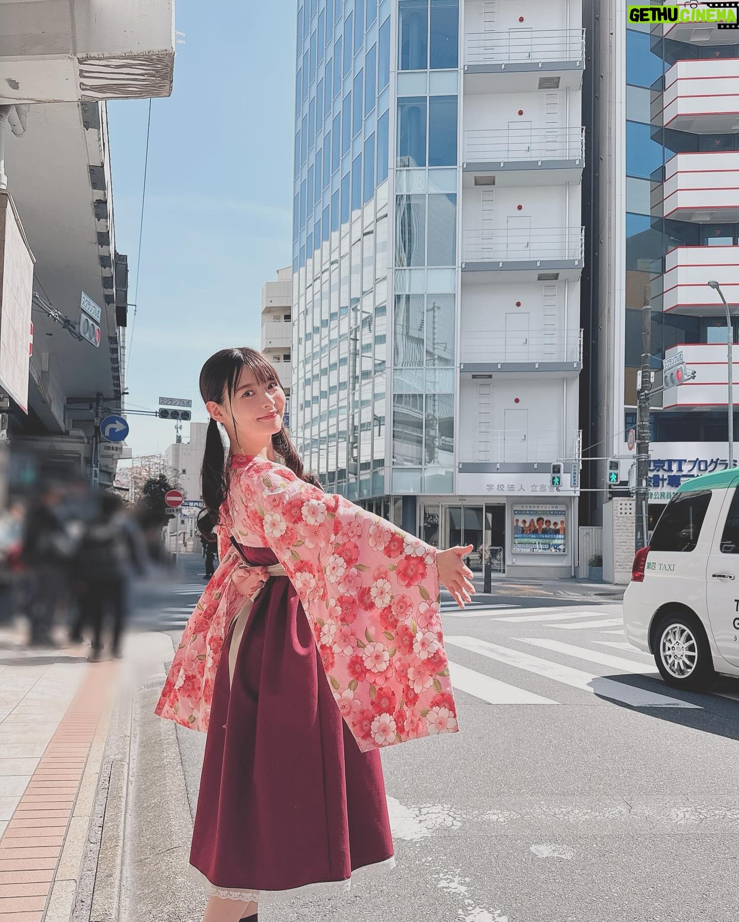 Sumire Uesaka Instagram - もくようび〜! そして、こんにちは4月っ!! 皆さま、すこやかにお過ごしでしょうか? 新生活が始まったぞー!という方もたくさんいらっしゃると思います!いろいろ覚えたり慣れたりするのは…大変…!疲れる…!そんな生活に立ち向かっているあなたはなんて……偉大なんだ……!!! 偉大な同志に乾杯!!!!! ちょっと遅れてしまいましたが、「ディア・パンタレイ」リリース大阪のお洋服オフショットです! 本当にお天気がよかった〜!名古屋から大阪へこのお洋服で移動していたので、道中の様子も載せておきますね! あらためて、4月も素敵に楽しくすこやかに、まいりましょうねっ! #上坂すみれ 衣装 @natsu_no_mizu ヘアメイク @hana.freelancehm