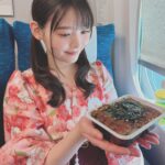 Sumire Uesaka Instagram - もくようび〜！ そして、こんにちは4月っ！！ 皆さま、すこやかにお過ごしでしょうか？ 新生活が始まったぞー！という方もたくさんいらっしゃると思います！いろいろ覚えたり慣れたりするのは…大変…！疲れる…！そんな生活に立ち向かっているあなたはなんて……偉大なんだ……！！！ 偉大な同志に乾杯！！！！！ ちょっと遅れてしまいましたが、「ディア・パンタレイ」リリース大阪のお洋服オフショットです！ 本当にお天気がよかった〜！名古屋から大阪へこのお洋服で移動していたので、道中の様子も載せておきますね！ あらためて、4月も素敵に楽しくすこやかに、まいりましょうねっ！ #上坂すみれ 衣装　@natsu_no_mizu ヘアメイク　@hana.freelancehm