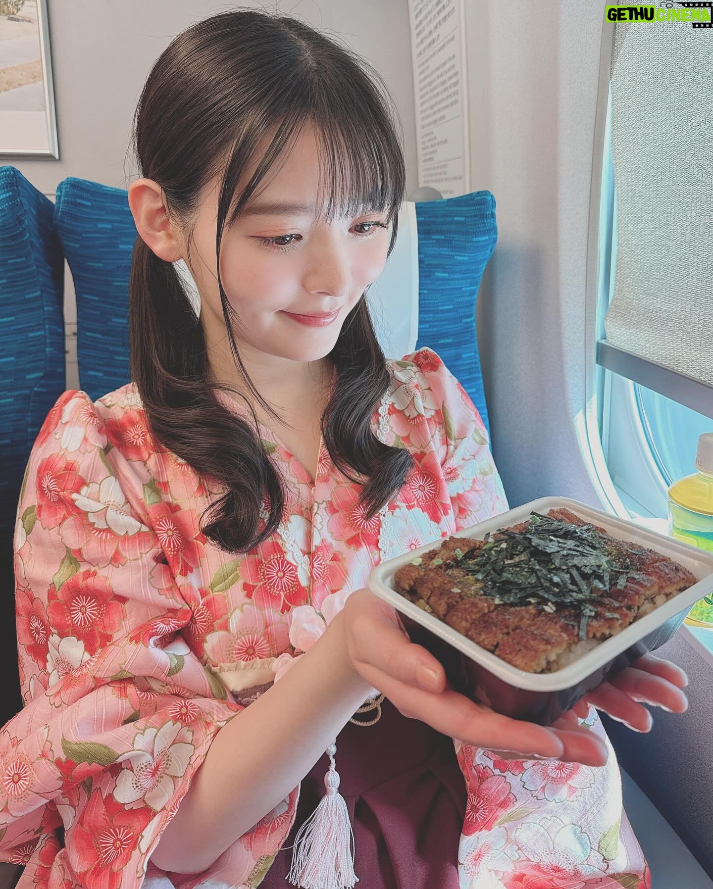 Sumire Uesaka Instagram - もくようび〜! そして、こんにちは4月っ!! 皆さま、すこやかにお過ごしでしょうか? 新生活が始まったぞー!という方もたくさんいらっしゃると思います!いろいろ覚えたり慣れたりするのは…大変…!疲れる…!そんな生活に立ち向かっているあなたはなんて……偉大なんだ……!!! 偉大な同志に乾杯!!!!! ちょっと遅れてしまいましたが、「ディア・パンタレイ」リリース大阪のお洋服オフショットです! 本当にお天気がよかった〜!名古屋から大阪へこのお洋服で移動していたので、道中の様子も載せておきますね! あらためて、4月も素敵に楽しくすこやかに、まいりましょうねっ! #上坂すみれ 衣装 @natsu_no_mizu ヘアメイク @hana.freelancehm