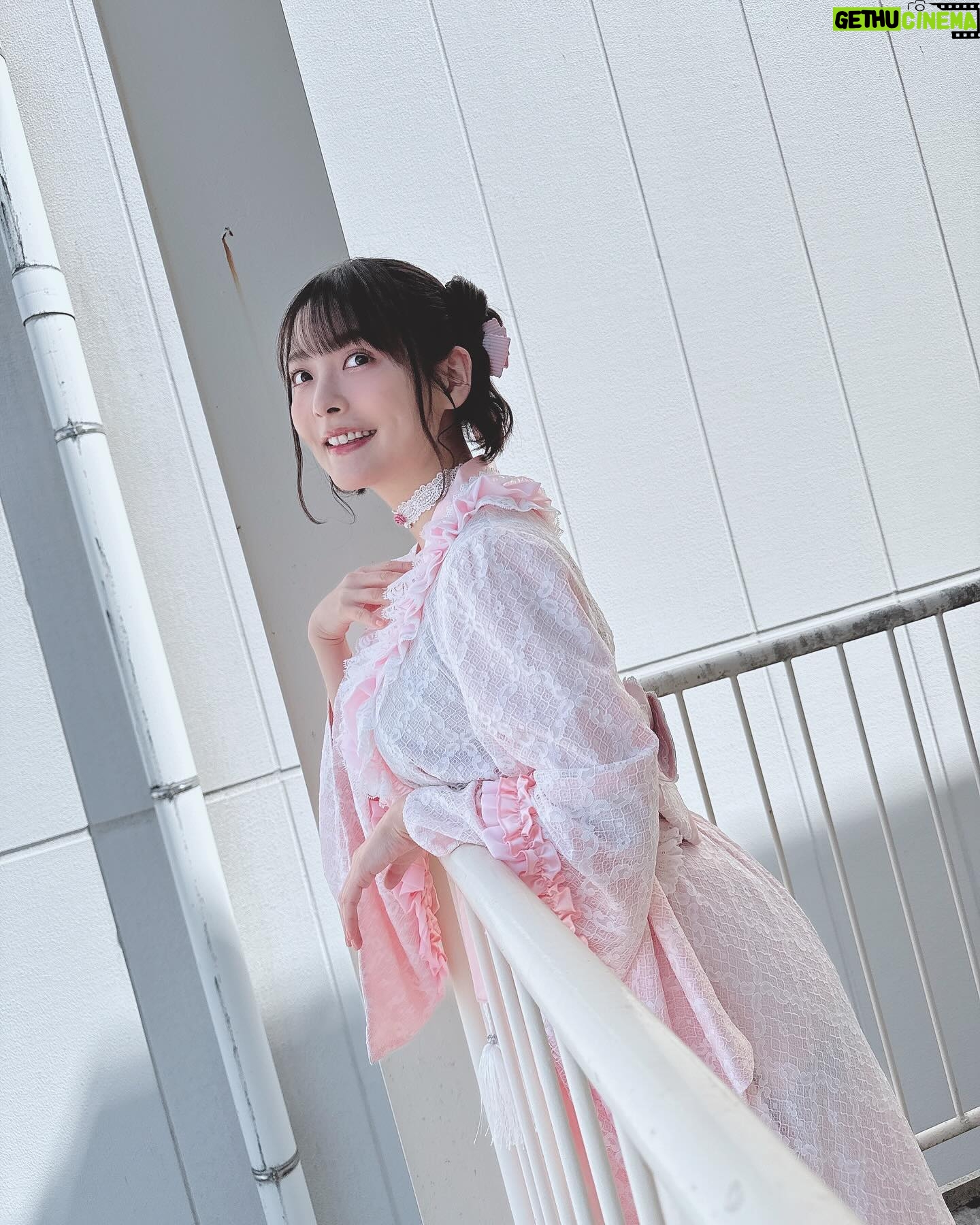 Sumire Uesaka Instagram - 「ディア・パンタレイ」リリースイベント、東京も無事終了いたしました〜! あらためて、お越しくださった皆さま、行きたかった…!と念を送ってくれていた皆さま、ありがとうございますっ! お箸をお渡しするのって縁起がいいんですね〜!新年度のみんなもすこやかになれますように!!念っ!! 今回のリリースイベントは和風シリーズなお衣装でお届けしました!春らしいピンクのお衣装、あったかい今日にぴったりですな! 大阪でたこ焼き食べそこねたのを思い出したので、たこ焼き、食べます!!ぜったい!! それでは皆さま、すこやかな日曜日をお過ごしくださいませ〜っ!! #上坂すみれ 衣装 @natsu_no_mizu ヘアメイク @yumikasawanishi