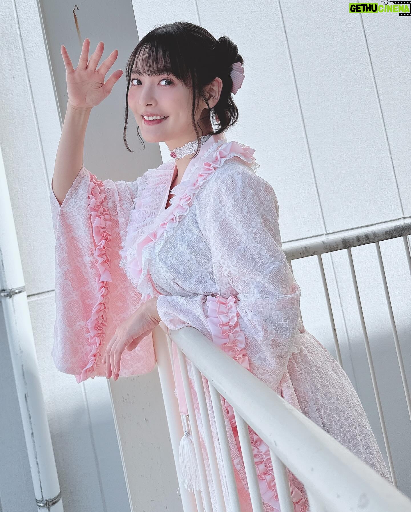 Sumire Uesaka Instagram - 「ディア・パンタレイ」リリースイベント、東京も無事終了いたしました〜! あらためて、お越しくださった皆さま、行きたかった…!と念を送ってくれていた皆さま、ありがとうございますっ! お箸をお渡しするのって縁起がいいんですね〜!新年度のみんなもすこやかになれますように!!念っ!! 今回のリリースイベントは和風シリーズなお衣装でお届けしました!春らしいピンクのお衣装、あったかい今日にぴったりですな! 大阪でたこ焼き食べそこねたのを思い出したので、たこ焼き、食べます!!ぜったい!! それでは皆さま、すこやかな日曜日をお過ごしくださいませ〜っ!! #上坂すみれ 衣装 @natsu_no_mizu ヘアメイク @yumikasawanishi