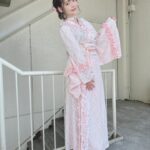 Sumire Uesaka Instagram - 「ディア・パンタレイ」リリースイベント、東京も無事終了いたしました〜！ あらためて、お越しくださった皆さま、行きたかった…！と念を送ってくれていた皆さま、ありがとうございますっ！ お箸をお渡しするのって縁起がいいんですね〜！新年度のみんなもすこやかになれますように！！念っ！！ 今回のリリースイベントは和風シリーズなお衣装でお届けしました！春らしいピンクのお衣装、あったかい今日にぴったりですな！ 大阪でたこ焼き食べそこねたのを思い出したので、たこ焼き、食べます！！ぜったい！！ それでは皆さま、すこやかな日曜日をお過ごしくださいませ〜っ！！ #上坂すみれ 衣装　@natsu_no_mizu ヘアメイク　@yumikasawanishi