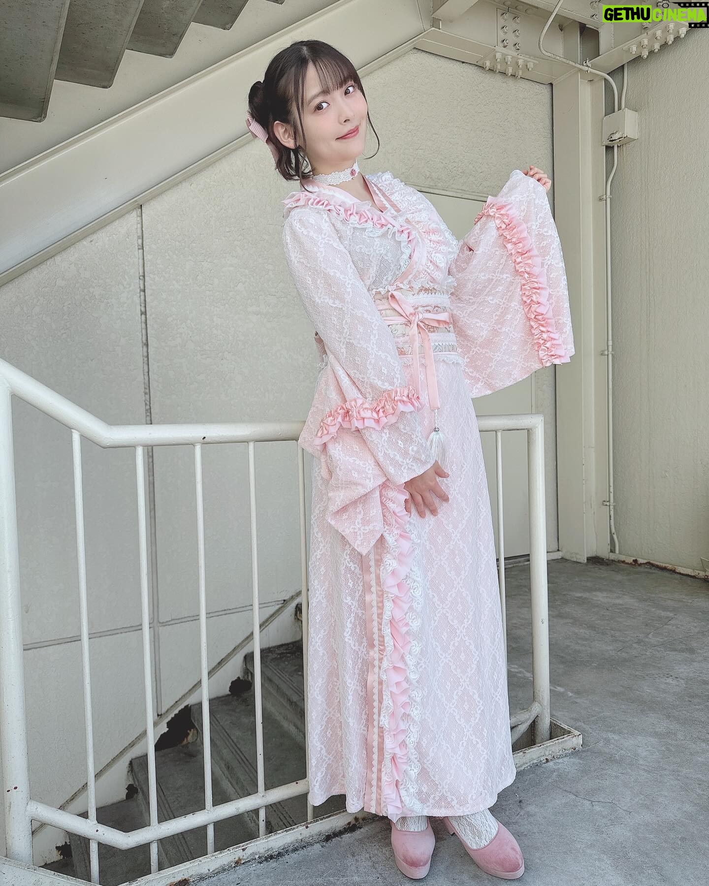 Sumire Uesaka Instagram - 「ディア・パンタレイ」リリースイベント、東京も無事終了いたしました〜! あらためて、お越しくださった皆さま、行きたかった…!と念を送ってくれていた皆さま、ありがとうございますっ! お箸をお渡しするのって縁起がいいんですね〜!新年度のみんなもすこやかになれますように!!念っ!! 今回のリリースイベントは和風シリーズなお衣装でお届けしました!春らしいピンクのお衣装、あったかい今日にぴったりですな! 大阪でたこ焼き食べそこねたのを思い出したので、たこ焼き、食べます!!ぜったい!! それでは皆さま、すこやかな日曜日をお過ごしくださいませ〜っ!! #上坂すみれ 衣装 @natsu_no_mizu ヘアメイク @yumikasawanishi