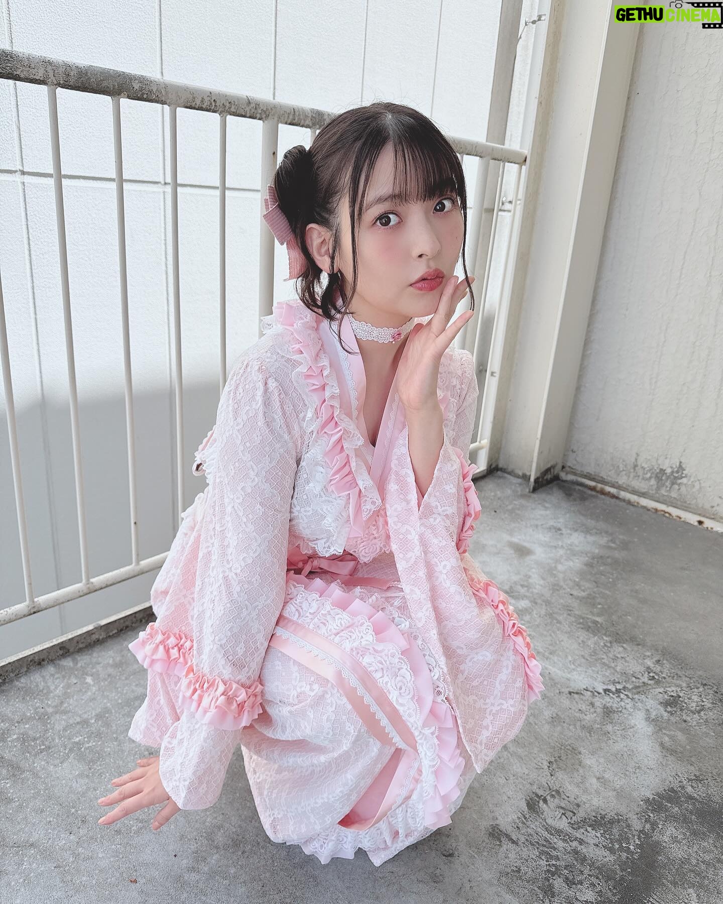 Sumire Uesaka Instagram - 「ディア・パンタレイ」リリースイベント、東京も無事終了いたしました〜! あらためて、お越しくださった皆さま、行きたかった…!と念を送ってくれていた皆さま、ありがとうございますっ! お箸をお渡しするのって縁起がいいんですね〜!新年度のみんなもすこやかになれますように!!念っ!! 今回のリリースイベントは和風シリーズなお衣装でお届けしました!春らしいピンクのお衣装、あったかい今日にぴったりですな! 大阪でたこ焼き食べそこねたのを思い出したので、たこ焼き、食べます!!ぜったい!! それでは皆さま、すこやかな日曜日をお過ごしくださいませ〜っ!! #上坂すみれ 衣装 @natsu_no_mizu ヘアメイク @yumikasawanishi