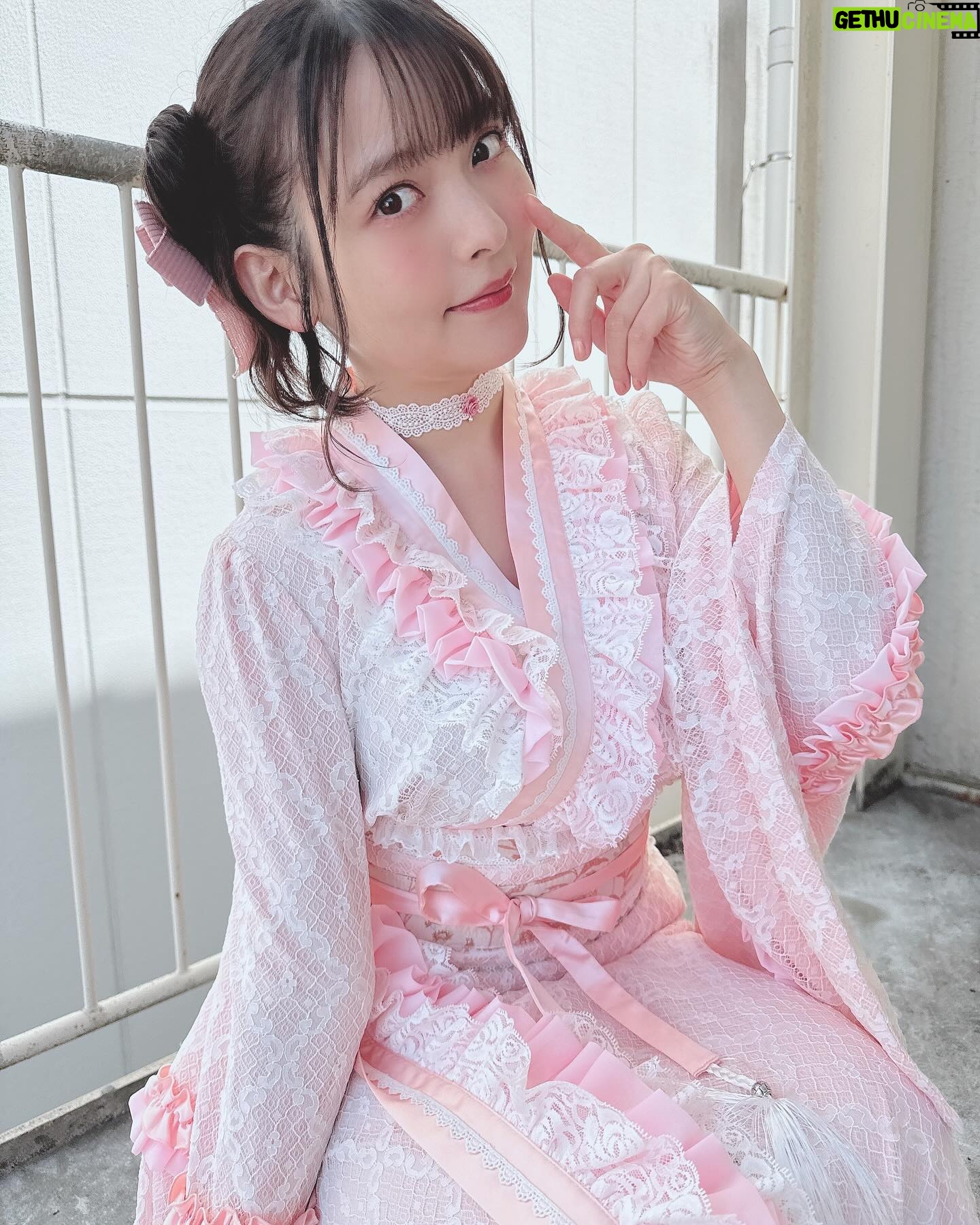 Sumire Uesaka Instagram - 「ディア・パンタレイ」リリースイベント、東京も無事終了いたしました〜! あらためて、お越しくださった皆さま、行きたかった…!と念を送ってくれていた皆さま、ありがとうございますっ! お箸をお渡しするのって縁起がいいんですね〜!新年度のみんなもすこやかになれますように!!念っ!! 今回のリリースイベントは和風シリーズなお衣装でお届けしました!春らしいピンクのお衣装、あったかい今日にぴったりですな! 大阪でたこ焼き食べそこねたのを思い出したので、たこ焼き、食べます!!ぜったい!! それでは皆さま、すこやかな日曜日をお過ごしくださいませ〜っ!! #上坂すみれ 衣装 @natsu_no_mizu ヘアメイク @yumikasawanishi