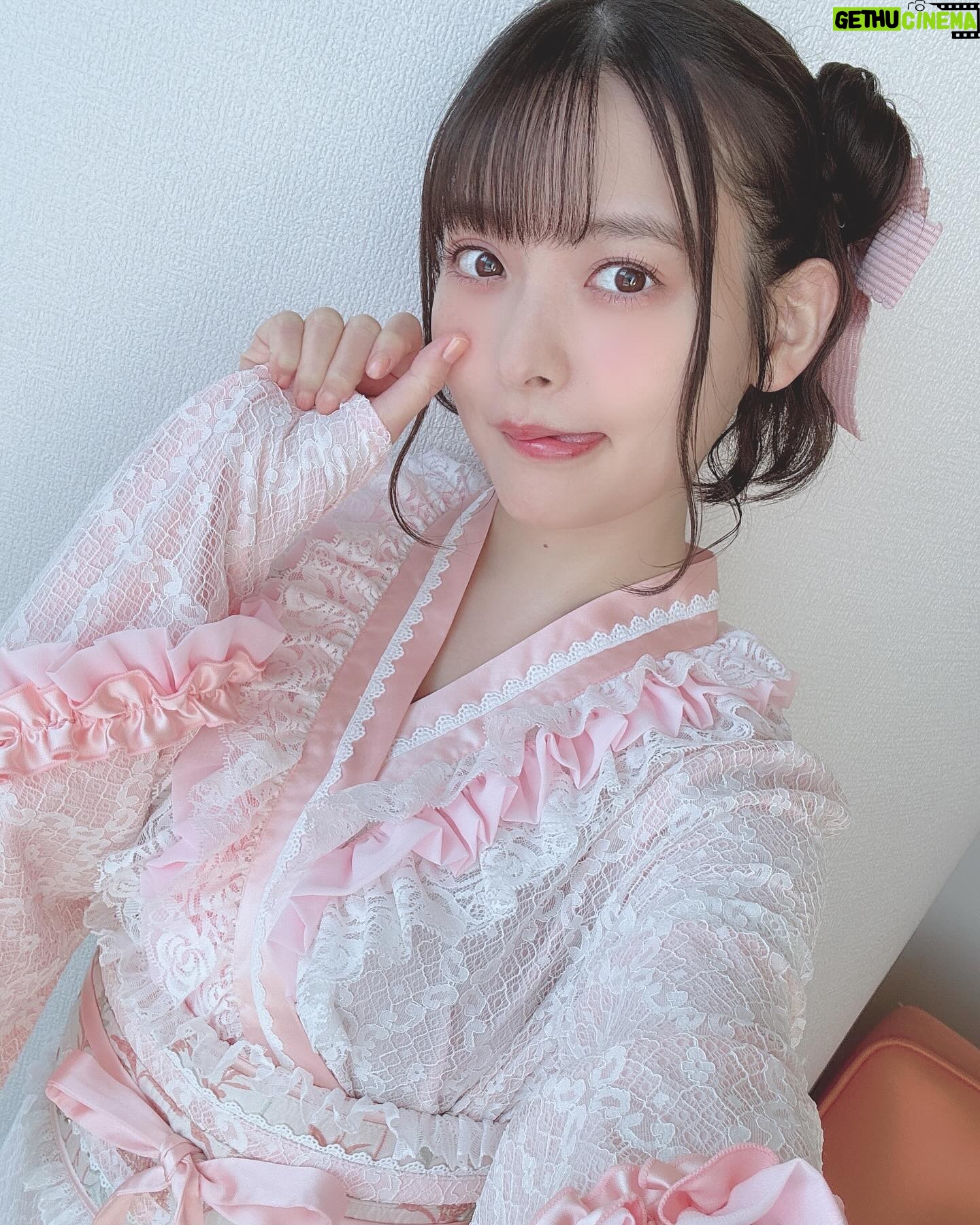 Sumire Uesaka Instagram - 「ディア・パンタレイ」リリースイベント、東京も無事終了いたしました〜! あらためて、お越しくださった皆さま、行きたかった…!と念を送ってくれていた皆さま、ありがとうございますっ! お箸をお渡しするのって縁起がいいんですね〜!新年度のみんなもすこやかになれますように!!念っ!! 今回のリリースイベントは和風シリーズなお衣装でお届けしました!春らしいピンクのお衣装、あったかい今日にぴったりですな! 大阪でたこ焼き食べそこねたのを思い出したので、たこ焼き、食べます!!ぜったい!! それでは皆さま、すこやかな日曜日をお過ごしくださいませ〜っ!! #上坂すみれ 衣装 @natsu_no_mizu ヘアメイク @yumikasawanishi