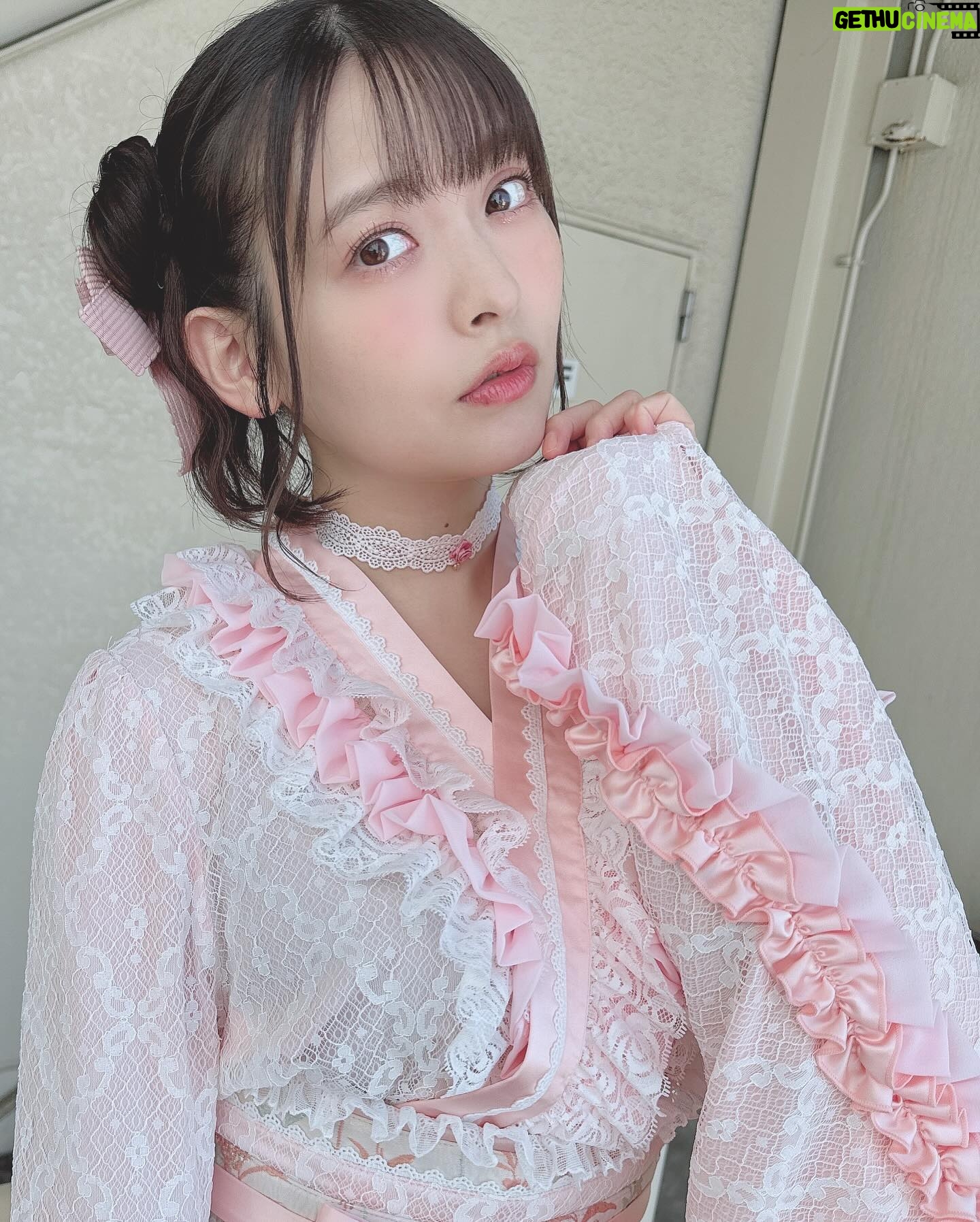Sumire Uesaka Instagram - 「ディア・パンタレイ」リリースイベント、東京も無事終了いたしました〜! あらためて、お越しくださった皆さま、行きたかった…!と念を送ってくれていた皆さま、ありがとうございますっ! お箸をお渡しするのって縁起がいいんですね〜!新年度のみんなもすこやかになれますように!!念っ!! 今回のリリースイベントは和風シリーズなお衣装でお届けしました!春らしいピンクのお衣装、あったかい今日にぴったりですな! 大阪でたこ焼き食べそこねたのを思い出したので、たこ焼き、食べます!!ぜったい!! それでは皆さま、すこやかな日曜日をお過ごしくださいませ〜っ!! #上坂すみれ 衣装 @natsu_no_mizu ヘアメイク @yumikasawanishi