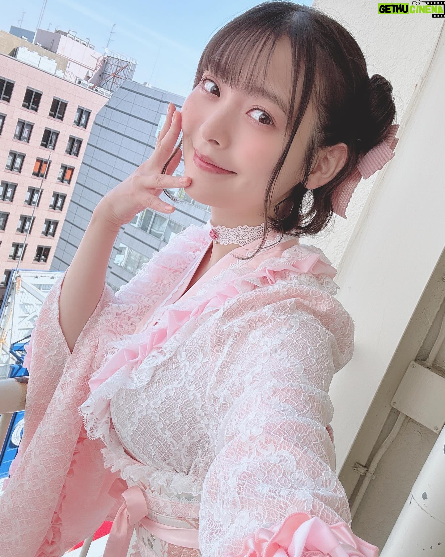Sumire Uesaka Instagram - 「ディア・パンタレイ」リリースイベント、東京も無事終了いたしました〜! あらためて、お越しくださった皆さま、行きたかった…!と念を送ってくれていた皆さま、ありがとうございますっ! お箸をお渡しするのって縁起がいいんですね〜!新年度のみんなもすこやかになれますように!!念っ!! 今回のリリースイベントは和風シリーズなお衣装でお届けしました!春らしいピンクのお衣装、あったかい今日にぴったりですな! 大阪でたこ焼き食べそこねたのを思い出したので、たこ焼き、食べます!!ぜったい!! それでは皆さま、すこやかな日曜日をお過ごしくださいませ〜っ!! #上坂すみれ 衣装 @natsu_no_mizu ヘアメイク @yumikasawanishi