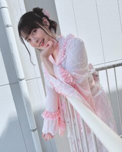 Sumire Uesaka Instagram - 「ディア・パンタレイ」リリースイベント、東京も無事終了いたしました〜！ あらためて、お越しくださった皆さま、行きたかった…！と念を送ってくれていた皆さま、ありがとうございますっ！ お箸をお渡しするのって縁起がいいんですね〜！新年度のみんなもすこやかになれますように！！念っ！！ 今回のリリースイベントは和風シリーズなお衣装でお届けしました！春らしいピンクのお衣装、あったかい今日にぴったりですな！ 大阪でたこ焼き食べそこねたのを思い出したので、たこ焼き、食べます！！ぜったい！！ それでは皆さま、すこやかな日曜日をお過ごしくださいませ〜っ！！ #上坂すみれ 衣装　@natsu_no_mizu ヘアメイク　@yumikasawanishi