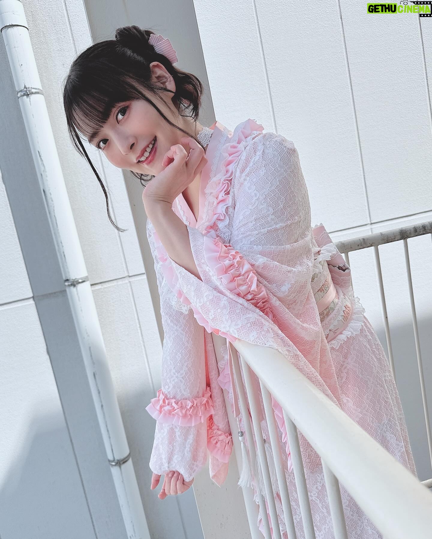 Sumire Uesaka Instagram - 「ディア・パンタレイ」リリースイベント、東京も無事終了いたしました〜! あらためて、お越しくださった皆さま、行きたかった…!と念を送ってくれていた皆さま、ありがとうございますっ! お箸をお渡しするのって縁起がいいんですね〜!新年度のみんなもすこやかになれますように!!念っ!! 今回のリリースイベントは和風シリーズなお衣装でお届けしました!春らしいピンクのお衣装、あったかい今日にぴったりですな! 大阪でたこ焼き食べそこねたのを思い出したので、たこ焼き、食べます!!ぜったい!! それでは皆さま、すこやかな日曜日をお過ごしくださいませ〜っ!! #上坂すみれ 衣装 @natsu_no_mizu ヘアメイク @yumikasawanishi