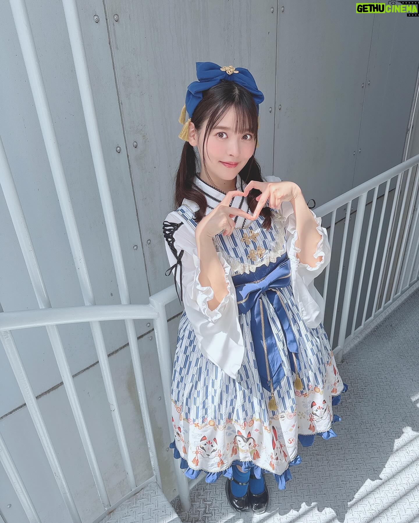 Sumire Uesaka Instagram - どようび〜! 皆さま、すこやかにお過ごしでしょうか? きょうは「ディア・パンタレイ」のリリースイベントで名古屋、大阪におりましたっ!! 「ディア・パンタレイ」たくさん聴いてもらえてうれしいですっ! 皆さまと近くでお話できて、あっという間のお時間でしたがとっても楽しかったーっ!!ありがとうございましたヾ(*´∀`*)ノ 名古屋バージョンのお衣装! 和風ブルーでかわいいですな〜!! お天気も最高です!はるですよ〜! 大阪のお衣装もまた載せますねっ! ではでは皆さま、すこやかで楽しい週末をお過ごしくださいませっ! #上坂すみれ 衣装 @natsu_no_mizu ヘアメイク @hana.freelancehm