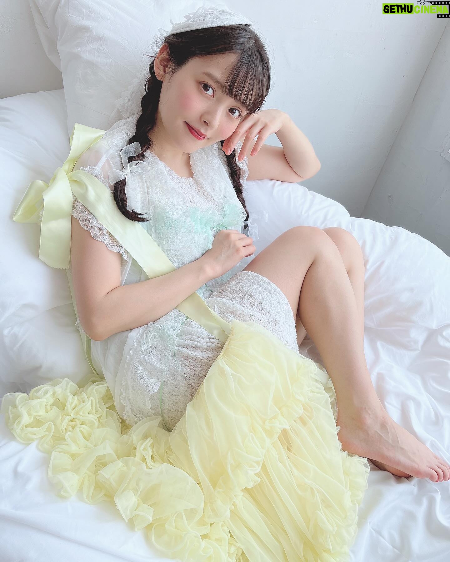 Sumire Uesaka Instagram - もくようび〜! 皆さま、すこやかにお過ごしですか? 5月が終わる?!と思ったら、もう1日ありましたね!まだ終わらんよ〜!! 最近はたくさん収録や撮影やレコーディングなどなどをしておりますよ! 現場が充実していて上坂さんはうれしい!! すこやか目指してがんばるぞ〜!! お写真は5月っぽい?色味のやつです! そして今日より「うる星やつら」ボーイ ミーツ ガール編がスタートします…!是非最後まで、お見逃しなく!! みなさま、どうぞすこやかな月末をお過ごしくださいませ〜! #上坂すみれ