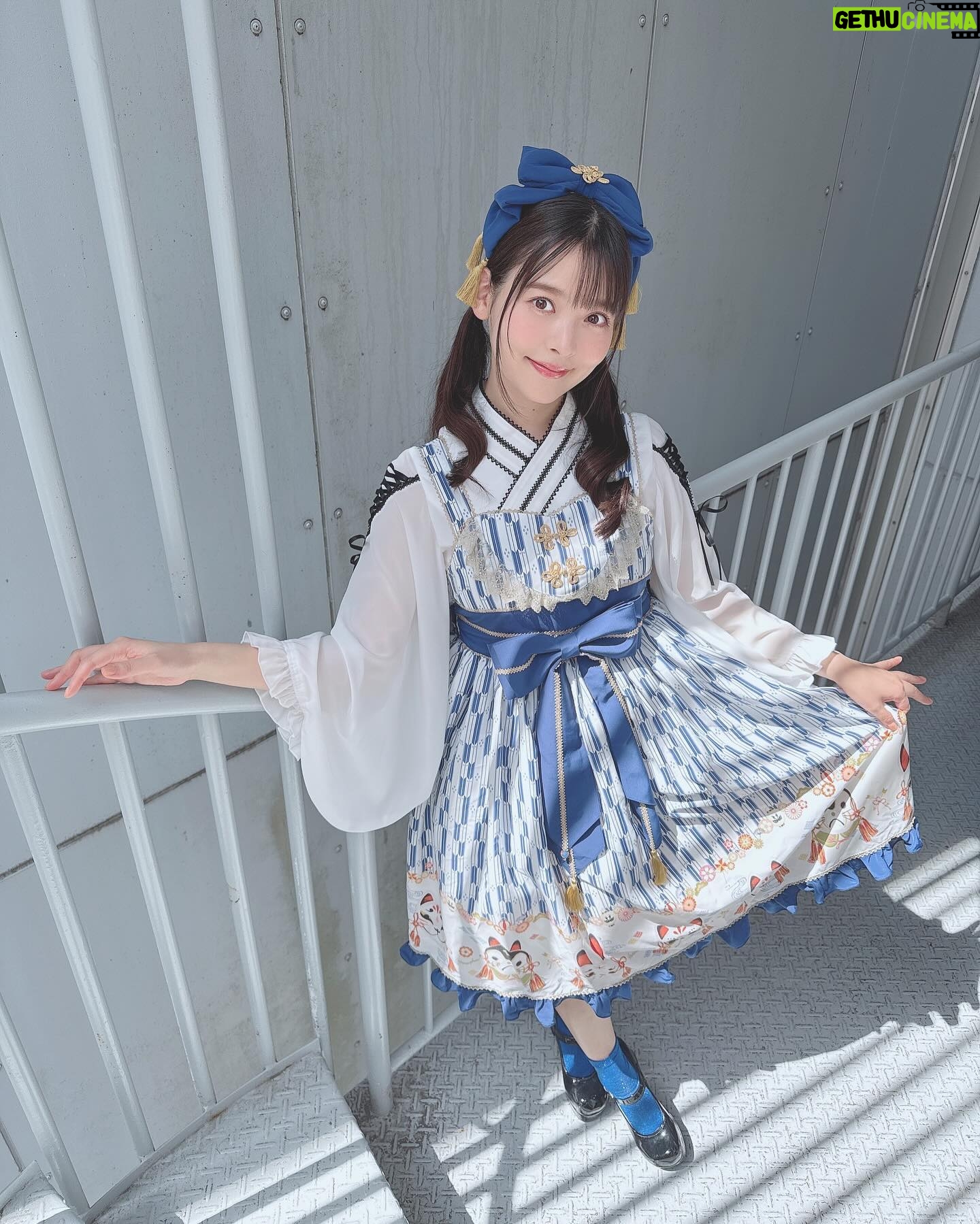 Sumire Uesaka Instagram - どようび〜! 皆さま、すこやかにお過ごしでしょうか? きょうは「ディア・パンタレイ」のリリースイベントで名古屋、大阪におりましたっ!! 「ディア・パンタレイ」たくさん聴いてもらえてうれしいですっ! 皆さまと近くでお話できて、あっという間のお時間でしたがとっても楽しかったーっ!!ありがとうございましたヾ(*´∀`*)ノ 名古屋バージョンのお衣装! 和風ブルーでかわいいですな〜!! お天気も最高です!はるですよ〜! 大阪のお衣装もまた載せますねっ! ではでは皆さま、すこやかで楽しい週末をお過ごしくださいませっ! #上坂すみれ 衣装 @natsu_no_mizu ヘアメイク @hana.freelancehm