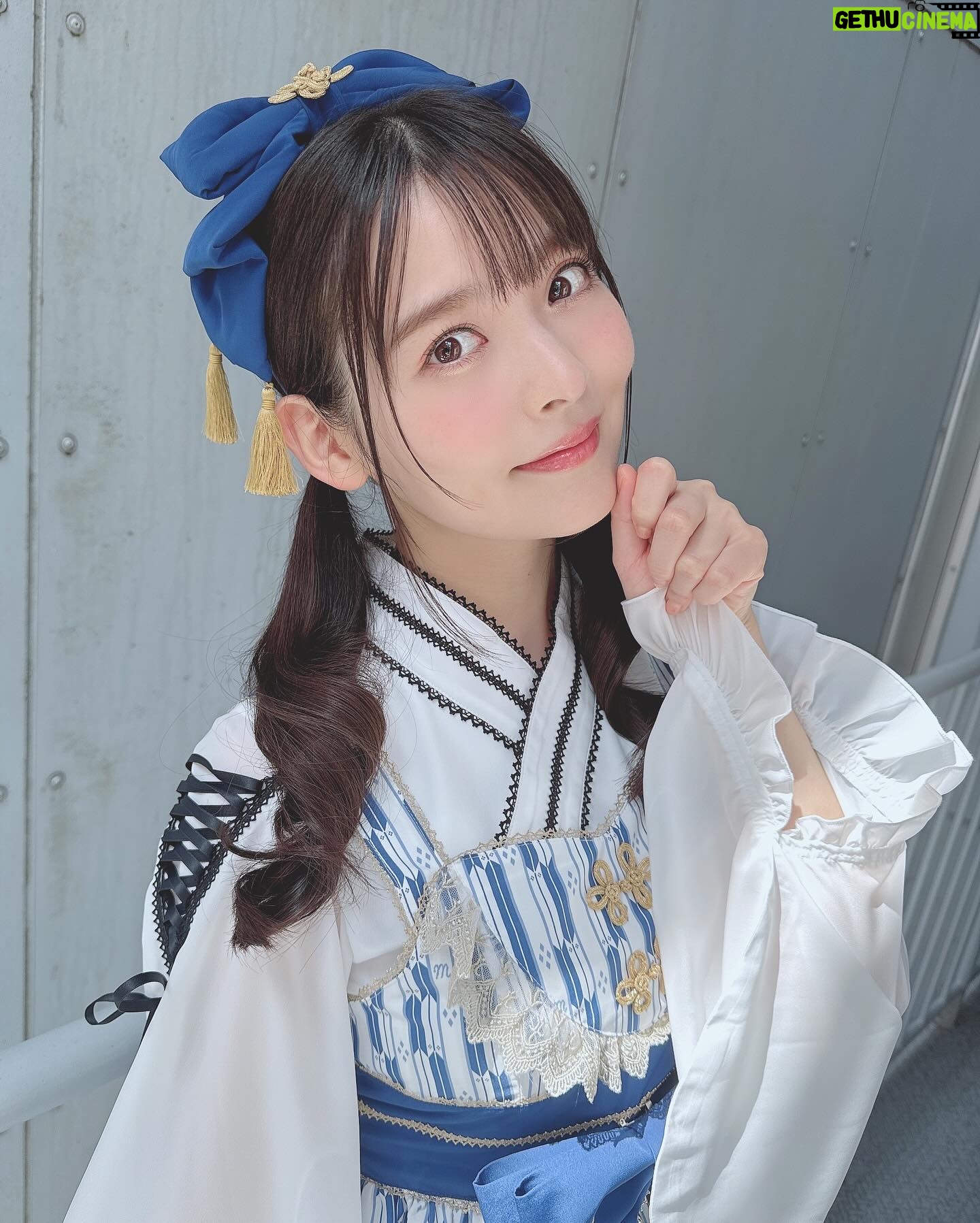 Sumire Uesaka Instagram - どようび〜! 皆さま、すこやかにお過ごしでしょうか? きょうは「ディア・パンタレイ」のリリースイベントで名古屋、大阪におりましたっ!! 「ディア・パンタレイ」たくさん聴いてもらえてうれしいですっ! 皆さまと近くでお話できて、あっという間のお時間でしたがとっても楽しかったーっ!!ありがとうございましたヾ(*´∀`*)ノ 名古屋バージョンのお衣装! 和風ブルーでかわいいですな〜!! お天気も最高です!はるですよ〜! 大阪のお衣装もまた載せますねっ! ではでは皆さま、すこやかで楽しい週末をお過ごしくださいませっ! #上坂すみれ 衣装 @natsu_no_mizu ヘアメイク @hana.freelancehm