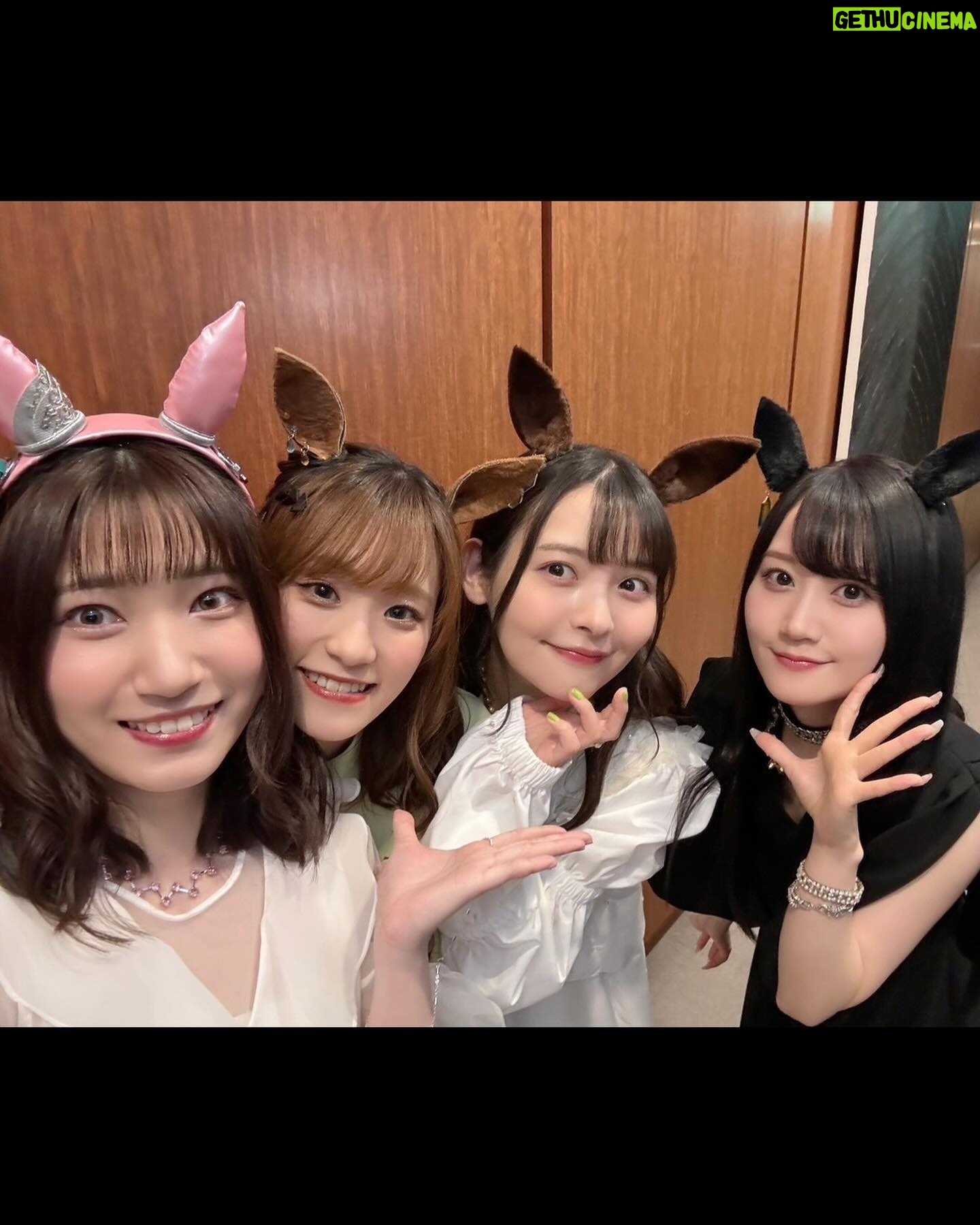 Sumire Uesaka Instagram - おはようございます〜! 5月が本格的に始まった…気がします!こんにちは5月〜! 先日の劇場版「ウマ娘」完成披露プレミアでの想い出たちです! 本当に本当にたくさんの方に体感いただきたい作品…!公開が待ち遠しいですっ! この日はサプライズライブも行われました!実は「うまぴょい伝説」の完全版振り付け、初めてでした(`°ω°´)ずきゅんどきゅん スクリーンを駆け抜けるウマ娘たちの、心が焼けつくような眩く美しい光景をどうぞお見逃しなく! そして5月もね!みなさま、すこやかにまいりましょうね〜っ! #ウマ娘