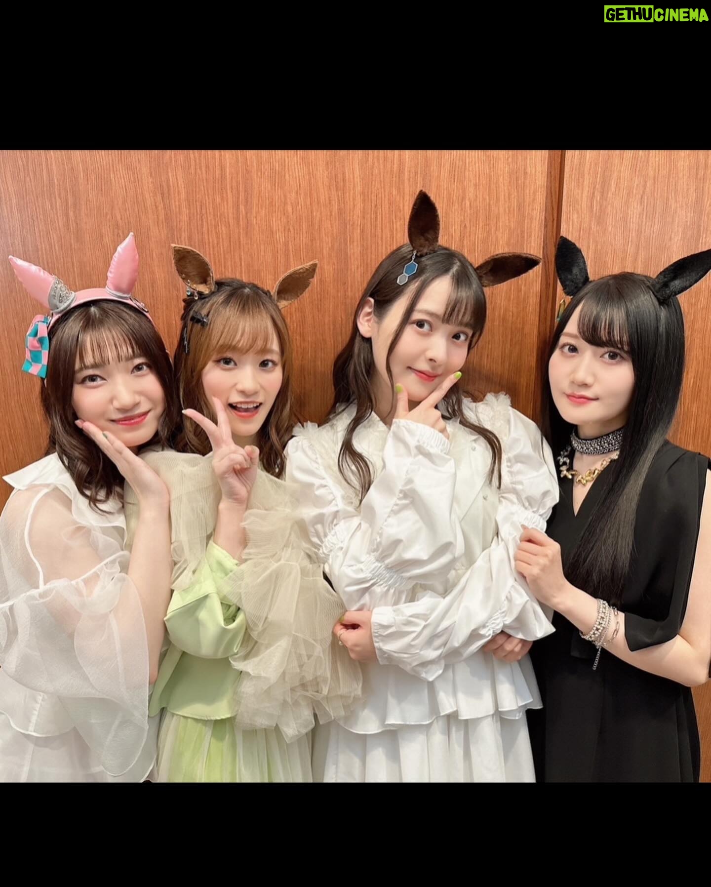 Sumire Uesaka Instagram - おはようございます〜! 5月が本格的に始まった…気がします!こんにちは5月〜! 先日の劇場版「ウマ娘」完成披露プレミアでの想い出たちです! 本当に本当にたくさんの方に体感いただきたい作品…!公開が待ち遠しいですっ! この日はサプライズライブも行われました!実は「うまぴょい伝説」の完全版振り付け、初めてでした(`°ω°´)ずきゅんどきゅん スクリーンを駆け抜けるウマ娘たちの、心が焼けつくような眩く美しい光景をどうぞお見逃しなく! そして5月もね!みなさま、すこやかにまいりましょうね〜っ! #ウマ娘