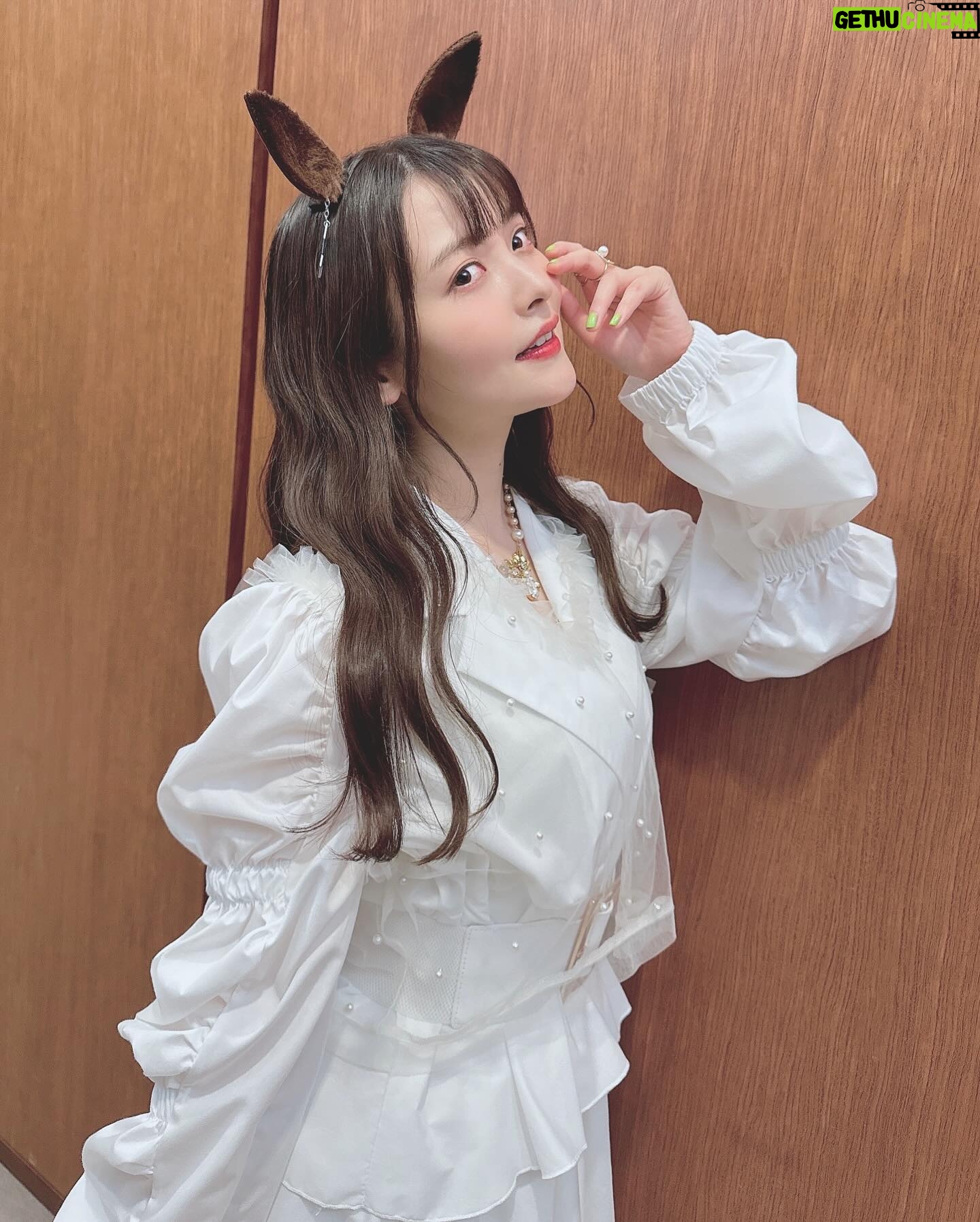 Sumire Uesaka Instagram - おはようございます〜! 5月が本格的に始まった…気がします!こんにちは5月〜! 先日の劇場版「ウマ娘」完成披露プレミアでの想い出たちです! 本当に本当にたくさんの方に体感いただきたい作品…!公開が待ち遠しいですっ! この日はサプライズライブも行われました!実は「うまぴょい伝説」の完全版振り付け、初めてでした(`°ω°´)ずきゅんどきゅん スクリーンを駆け抜けるウマ娘たちの、心が焼けつくような眩く美しい光景をどうぞお見逃しなく! そして5月もね!みなさま、すこやかにまいりましょうね〜っ! #ウマ娘