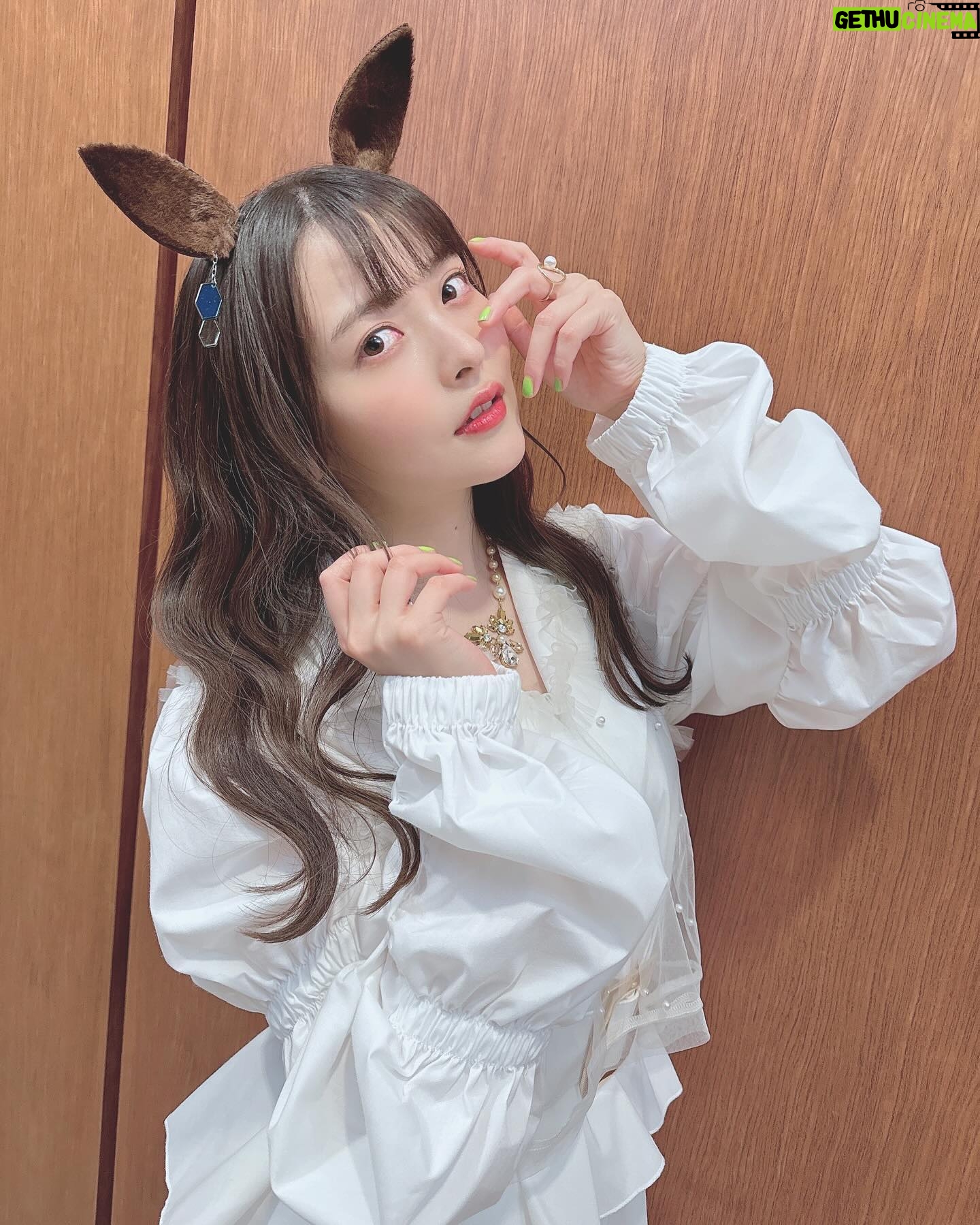 Sumire Uesaka Instagram - おはようございます〜! 5月が本格的に始まった…気がします!こんにちは5月〜! 先日の劇場版「ウマ娘」完成披露プレミアでの想い出たちです! 本当に本当にたくさんの方に体感いただきたい作品…!公開が待ち遠しいですっ! この日はサプライズライブも行われました!実は「うまぴょい伝説」の完全版振り付け、初めてでした(`°ω°´)ずきゅんどきゅん スクリーンを駆け抜けるウマ娘たちの、心が焼けつくような眩く美しい光景をどうぞお見逃しなく! そして5月もね!みなさま、すこやかにまいりましょうね〜っ! #ウマ娘