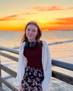 Summer Fontana Instagram - hey siri play love of my life on Spotify 🌅