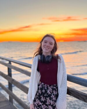 Summer Fontana Instagram - hey siri play love of my life on Spotify 🌅