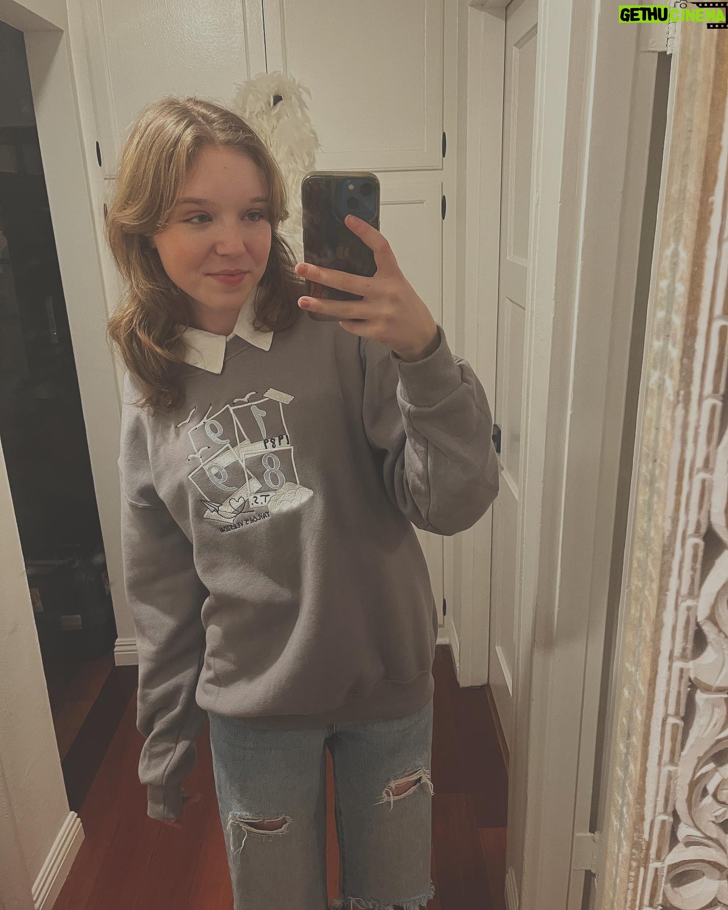 Summer Fontana Instagram - @beyondepicshop thank you for the cutest sweatshirts ever! ☁️ Make sure to check out Emma’s store when it re opens :)