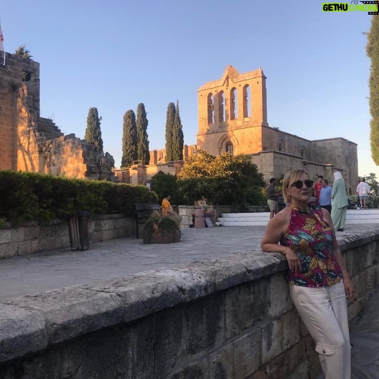 Sumru Yavrucuk Instagram - Kıbrıs’lı Sanatseverler🦋biz geldik.yarın Yakın Doğu Üniversitesinde saat 20 de Shirley Valentine 🦋bekliyoruz .#bellapais