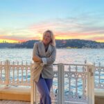 Sumru Yavrucuk Instagram - Güzel sözleriniz,kutlamalarınız,telefonlarınız,mesajlarınız,bakmaya doyamadığım çiçeklerinizle beni mutluluğa boğdunuz.Hayatımın akışını en güzel renklerle donattığınız için binlerce teşekkür 💙🎂🥂🥂