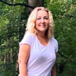 Sumru Yavrucuk Instagram - 15 Ağustos Selamiçeşme Özgürlük Parkında saat 21 de kadrolu sarman,tekir kadrosu ile karşınızda olacağız.Ağlamak,gülmek,kahkaha serbesttir.dışarıdan getirmenize gerek yok.Bekliyoruz 🩵 @hasanozkayaorganizasyonn @selminartemiz