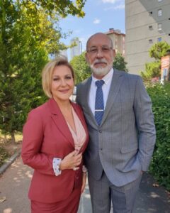 Sumru Yavrucuk Instagram - Okul kantininde gibi #80lerdeyiz sanki🌸#ankaradevletkonservatuvarı #evliliküzerineherşey 🌸 @ erdal_kucukkomurcu
