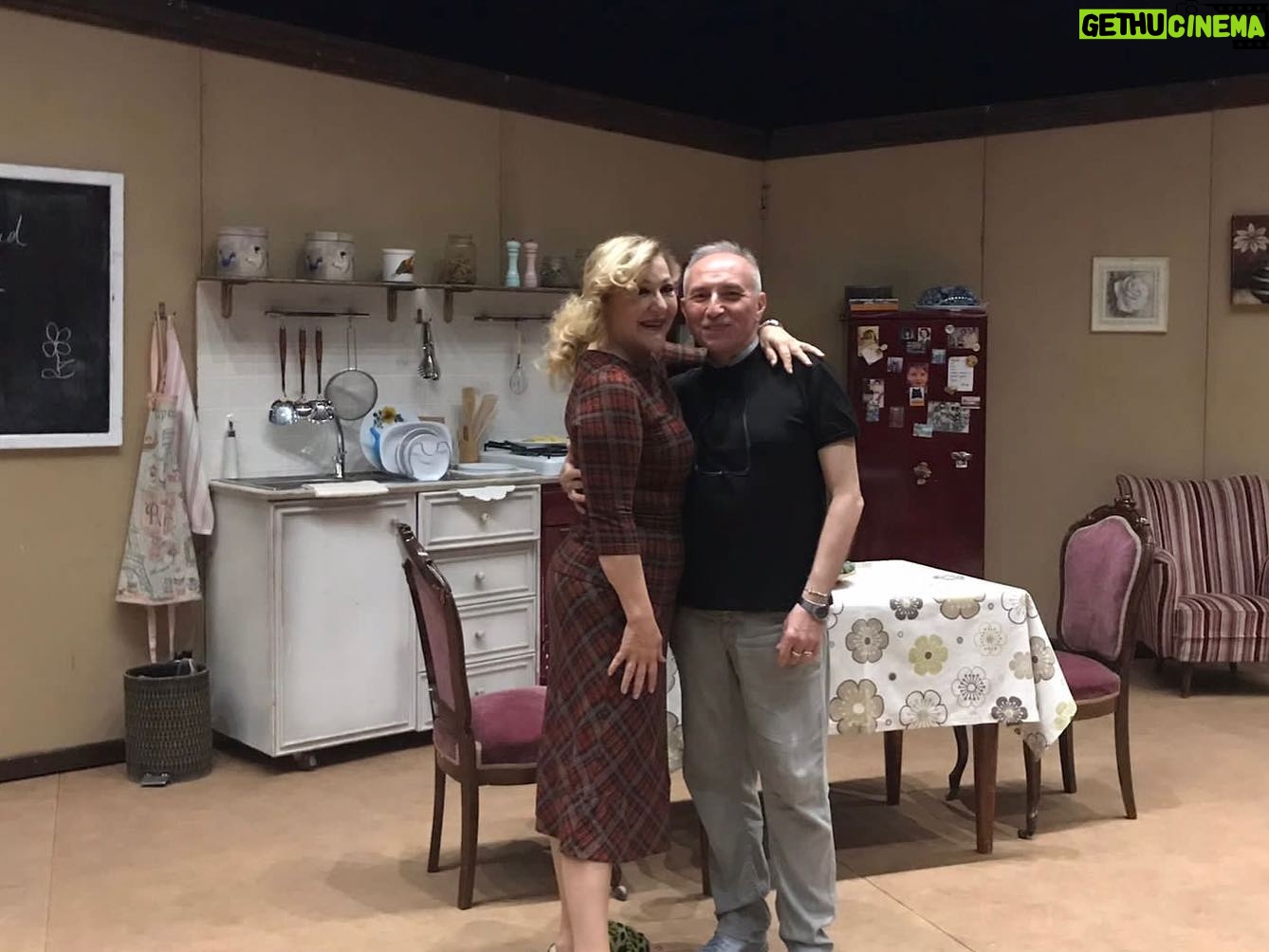 Sumru Yavrucuk Instagram - Shirley Valentine 8. senesinde sezon finalini sevgili Özen Yula’nın @ozenyula tiyatro seyircisine kazandırdığı House of Performance HOP Sahne’de @houseofperformanceofficial yapıyor. Gelecek sezon görüşmek üzere 🎭🎶 2015 - ♾️