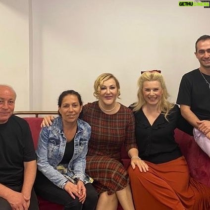 Sumru Yavrucuk Instagram - Shirley Valentine 8. senesinde sezon finalini sevgili Özen Yula’nın @ozenyula tiyatro seyircisine kazandırdığı House of Performance HOP Sahne’de @houseofperformanceofficial yapıyor. Gelecek sezon görüşmek üzere 🎭🎶 2015 - ♾️