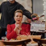 Sumru Yavrucuk Instagram – İnsan bir kere birine geç kalır
Sonra da bir daha acele etmez artık…
Bu sahneyi çekerken tam da bu an aklımdan geçen 🎬