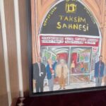 Sumru Yavrucuk Instagram – Tiyatro günümüz kutlu olsun.Unutulmaya yüz tutmuş belleğimizi Civan Canova sonsuzluğa çizmiş.Şimdi artık otel olan Taksim sahnesi,binlerce kez perde açtığımız oyunlar.Taksim sahnesinde hangi oyunları oynadınız,ışık yapıp dekor kurdunuz?yazın lütfen 🌹
